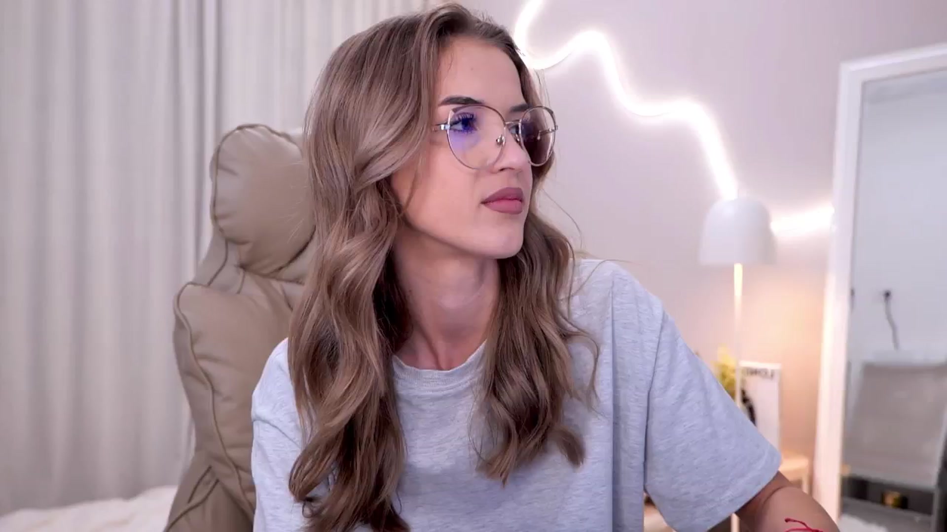 Gallery image thumbnail from YannaJeen's myfreecams stream on, 11/03/2025, 08:24 image 2 of 20