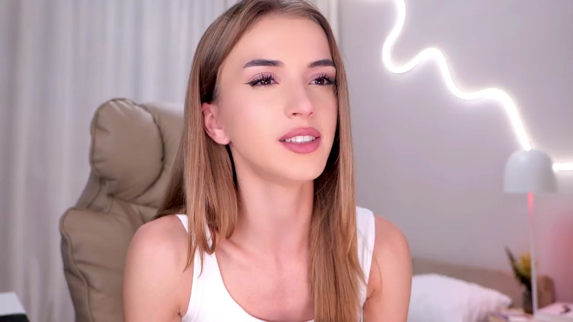 Gallery image thumbnail from YannaJeen's myfreecams stream on, 11/10/2025, 12:05 image 1 of 20