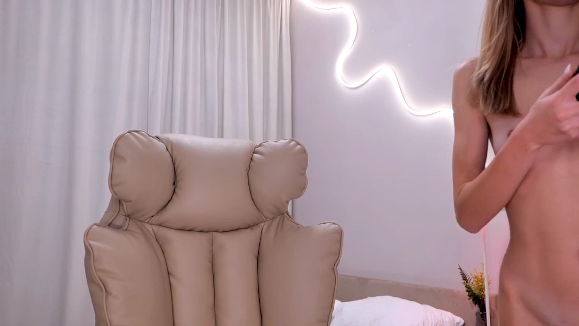 Gallery image thumbnail from YannaJeen's myfreecams stream on, 11/10/2025, 12:51 image 17 of 20