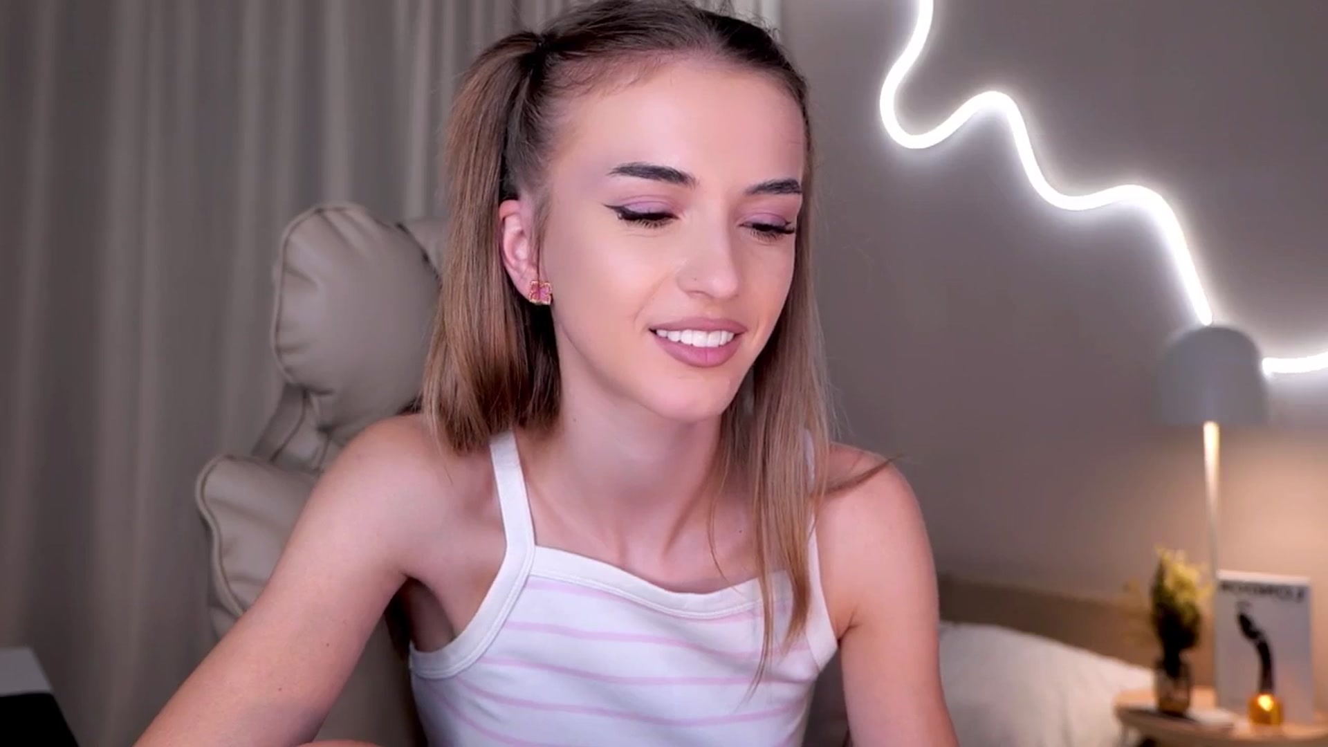 Gallery image thumbnail from YannaJeen's myfreecams stream on, 11/13/2025, 09:40 image 12 of 20