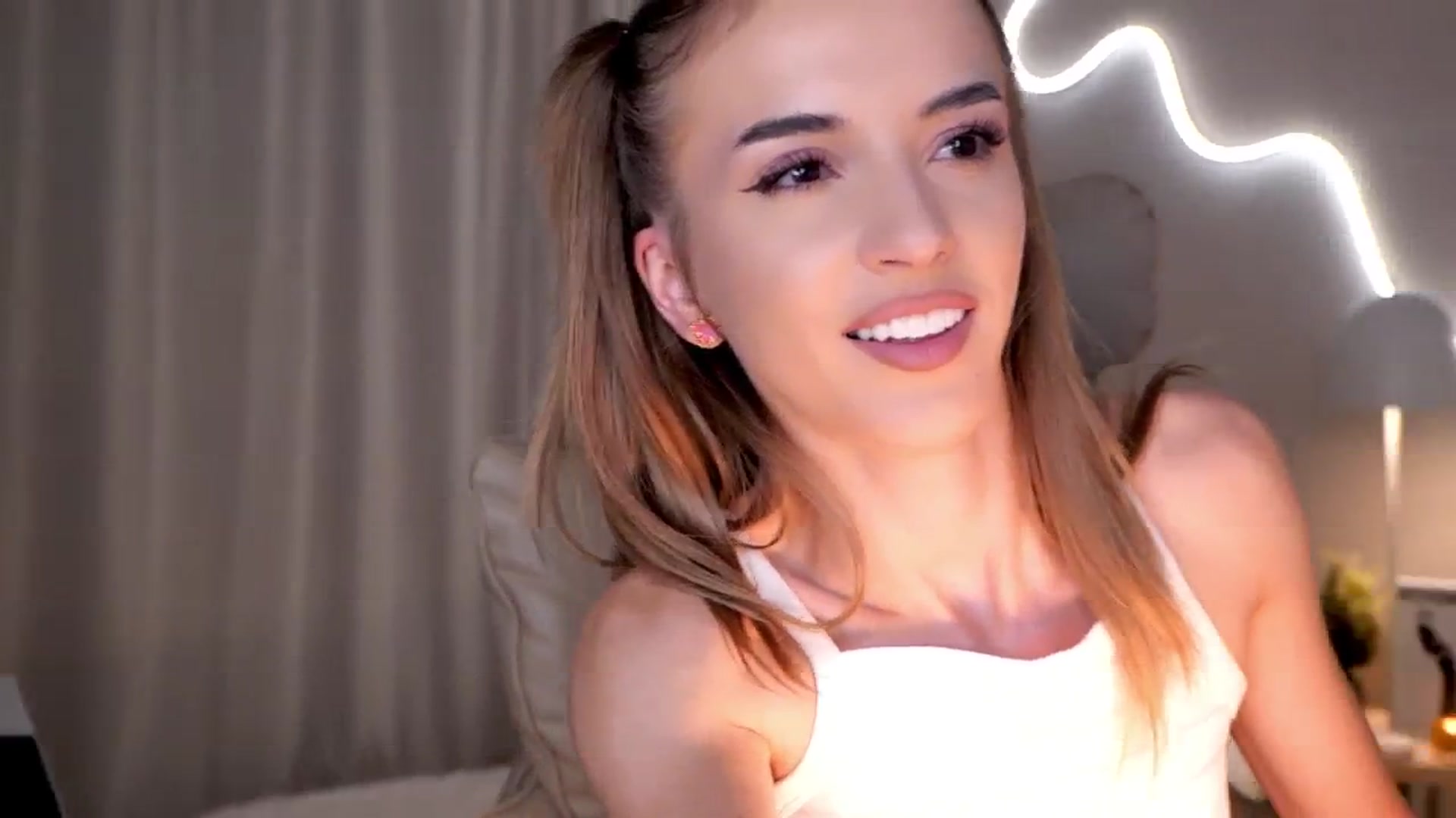 Gallery image thumbnail from YannaJeen's myfreecams stream on, 11/13/2025, 09:40 image 17 of 20