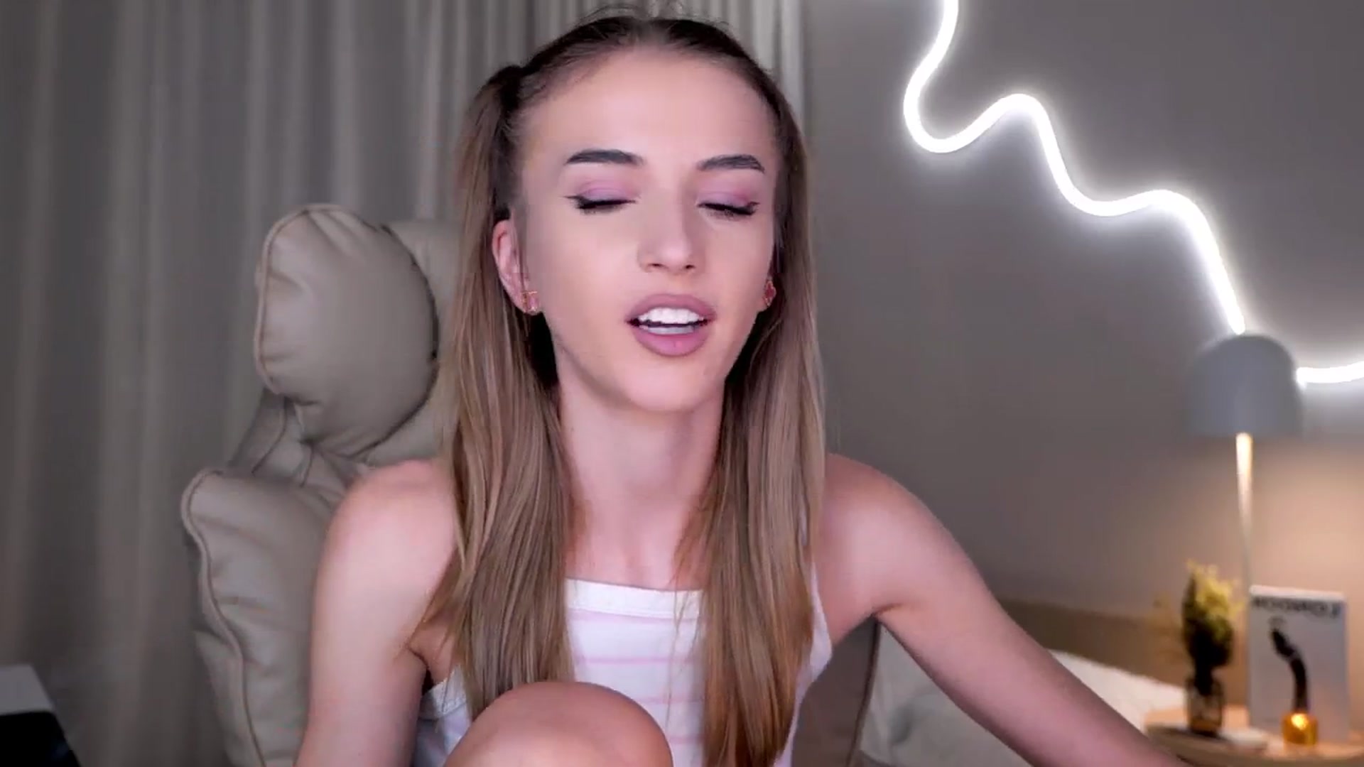 Gallery image thumbnail from YannaJeen's myfreecams stream on, 11/13/2025, 09:40 image 13 of 20