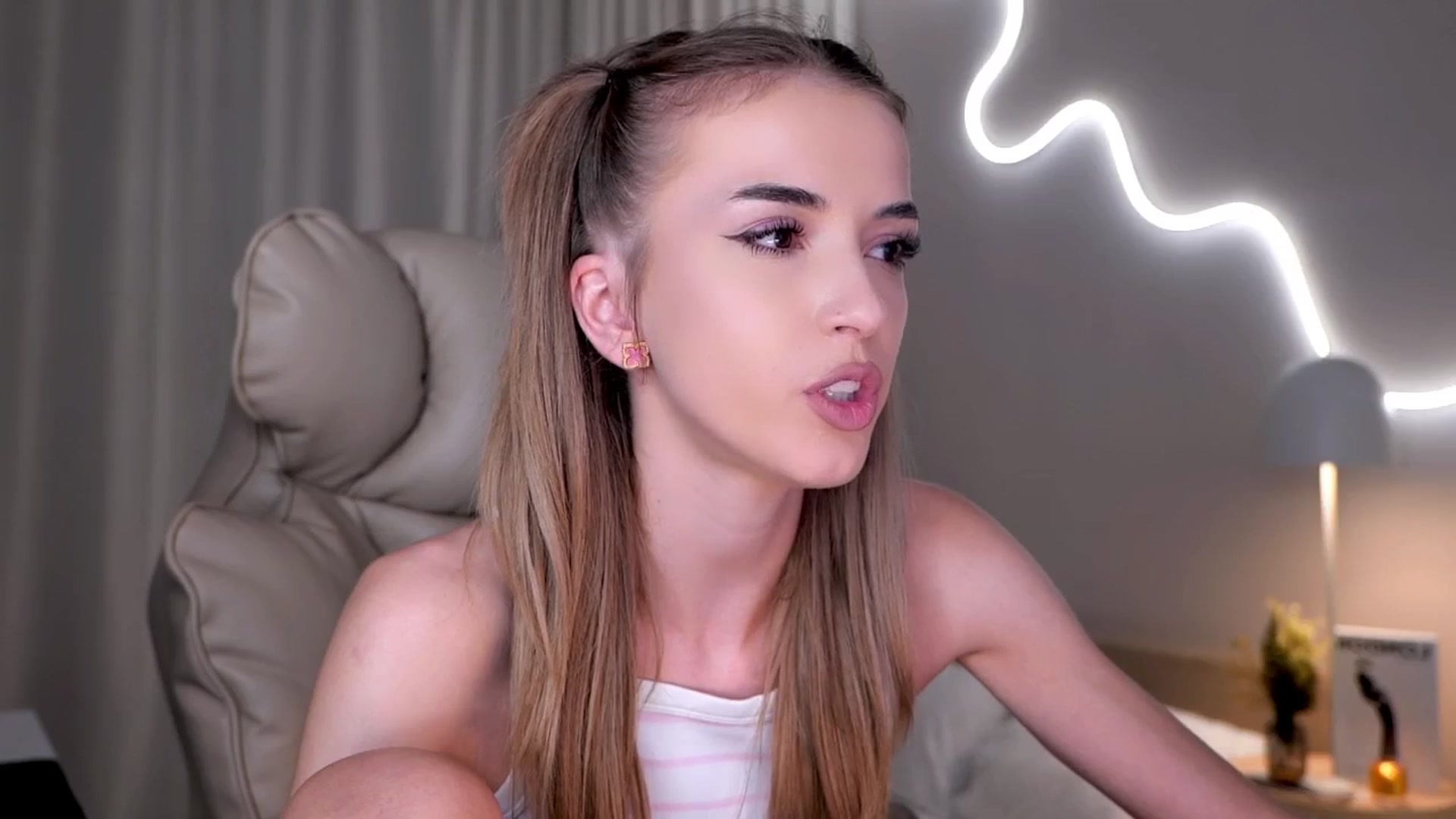 Gallery image thumbnail from YannaJeen's myfreecams stream on, 11/13/2025, 09:40 image 14 of 20