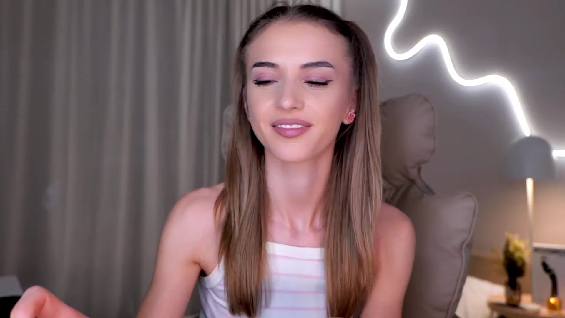 Gallery image thumbnail from YannaJeen's myfreecams stream on, 11/13/2025, 10:39 image 9 of 20