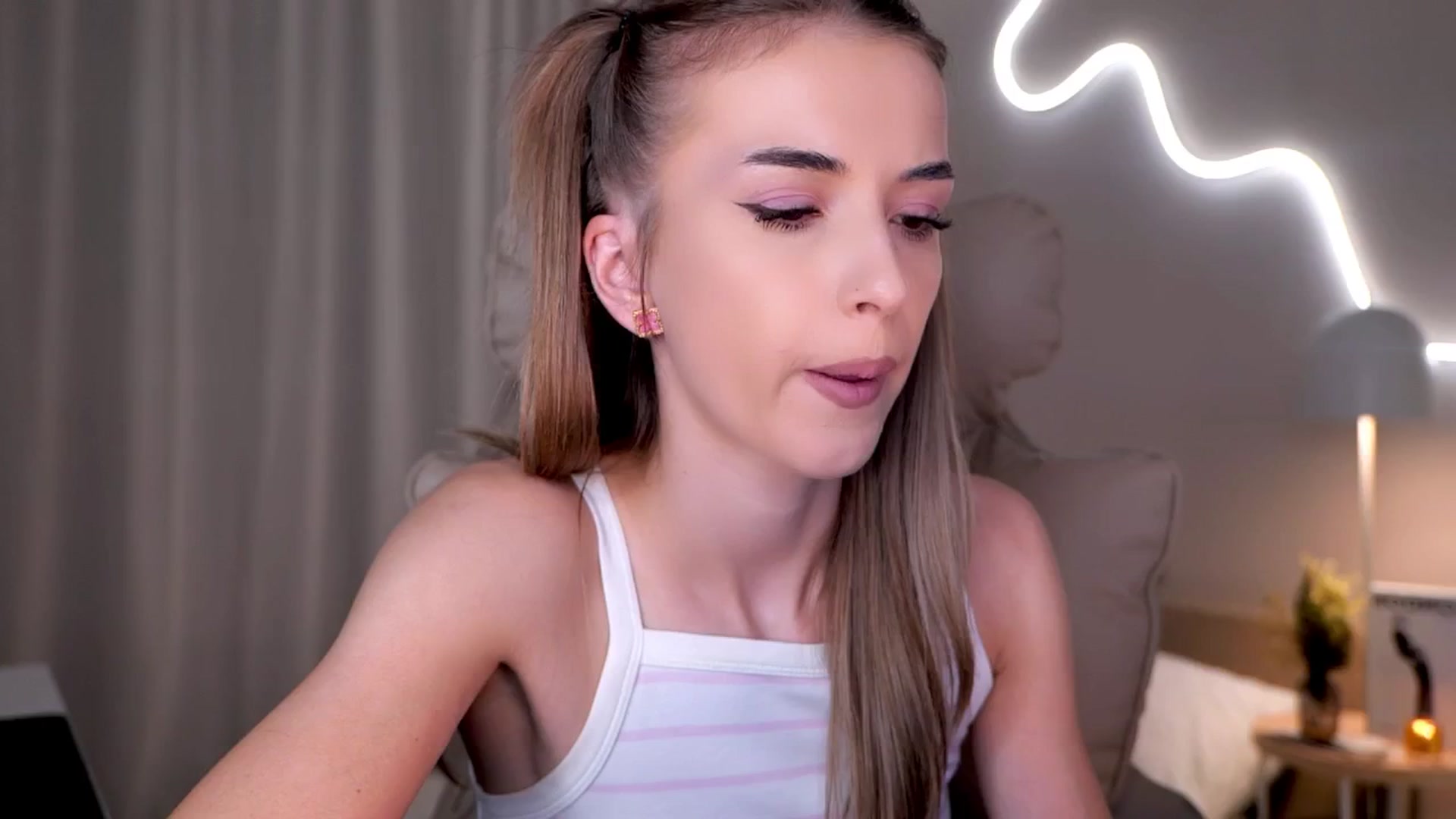 Gallery image thumbnail from YannaJeen's myfreecams stream on, 11/13/2025, 10:39 image 4 of 20
