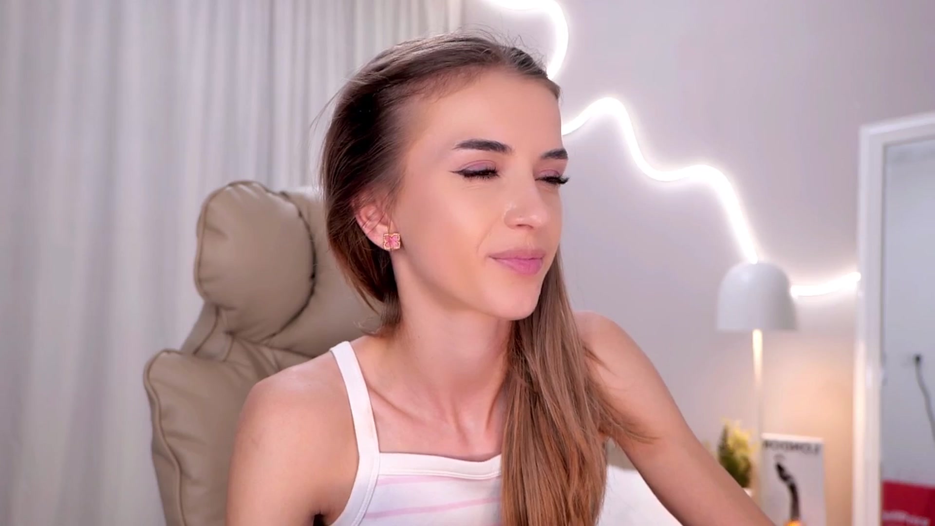 Gallery image thumbnail from YannaJeen's myfreecams stream on, 11/13/2025, 12:53 image 18 of 20