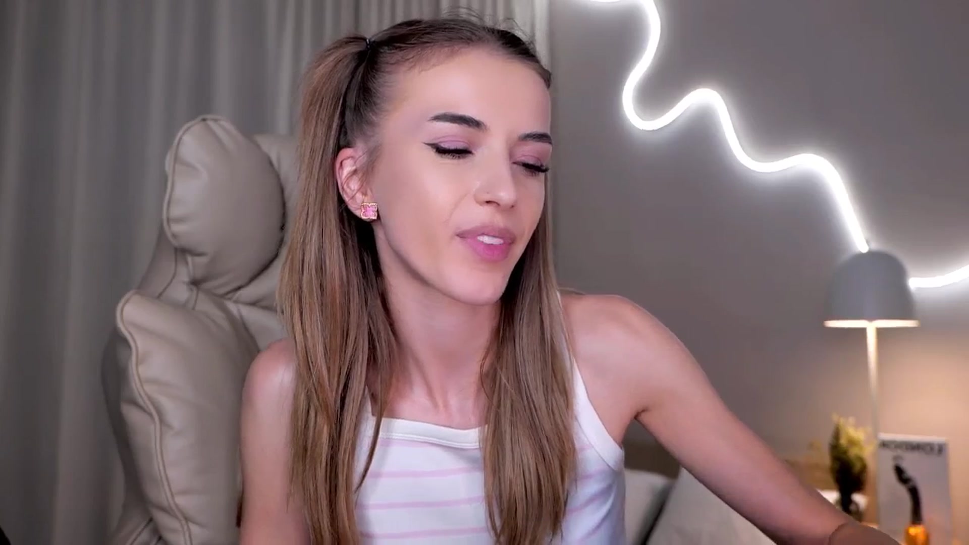 Gallery image thumbnail from YannaJeen's myfreecams stream on, 11/13/2025, 12:53 image 7 of 20
