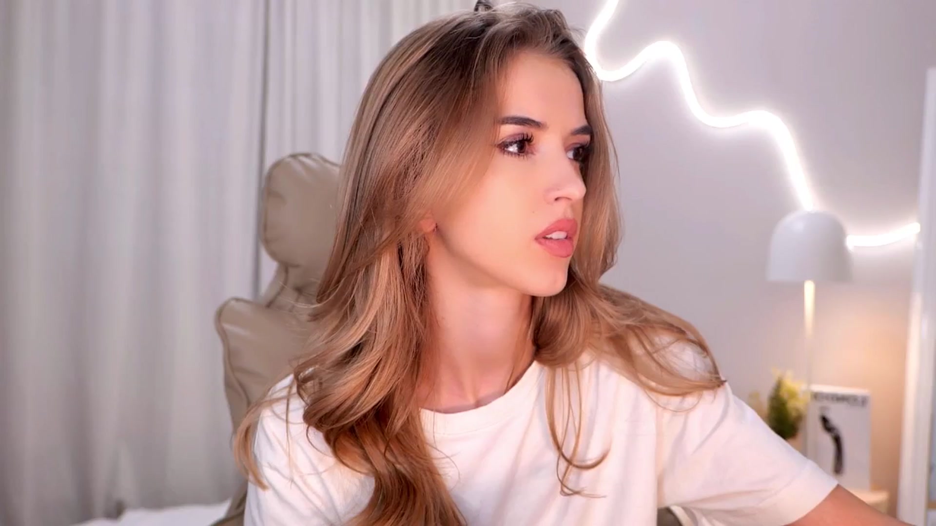 Gallery image thumbnail from YannaJeen's myfreecams stream on, 11/19/2025, 10:33 image 4 of 20