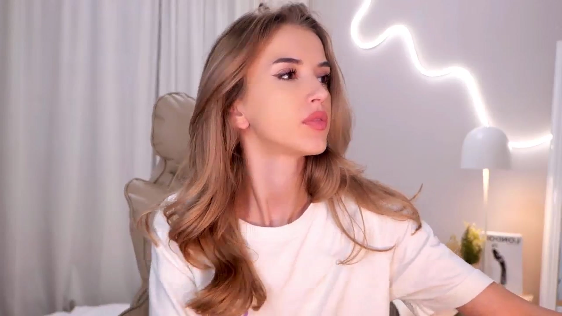 Gallery image thumbnail from YannaJeen's myfreecams stream on, 11/19/2025, 10:33 image 3 of 20