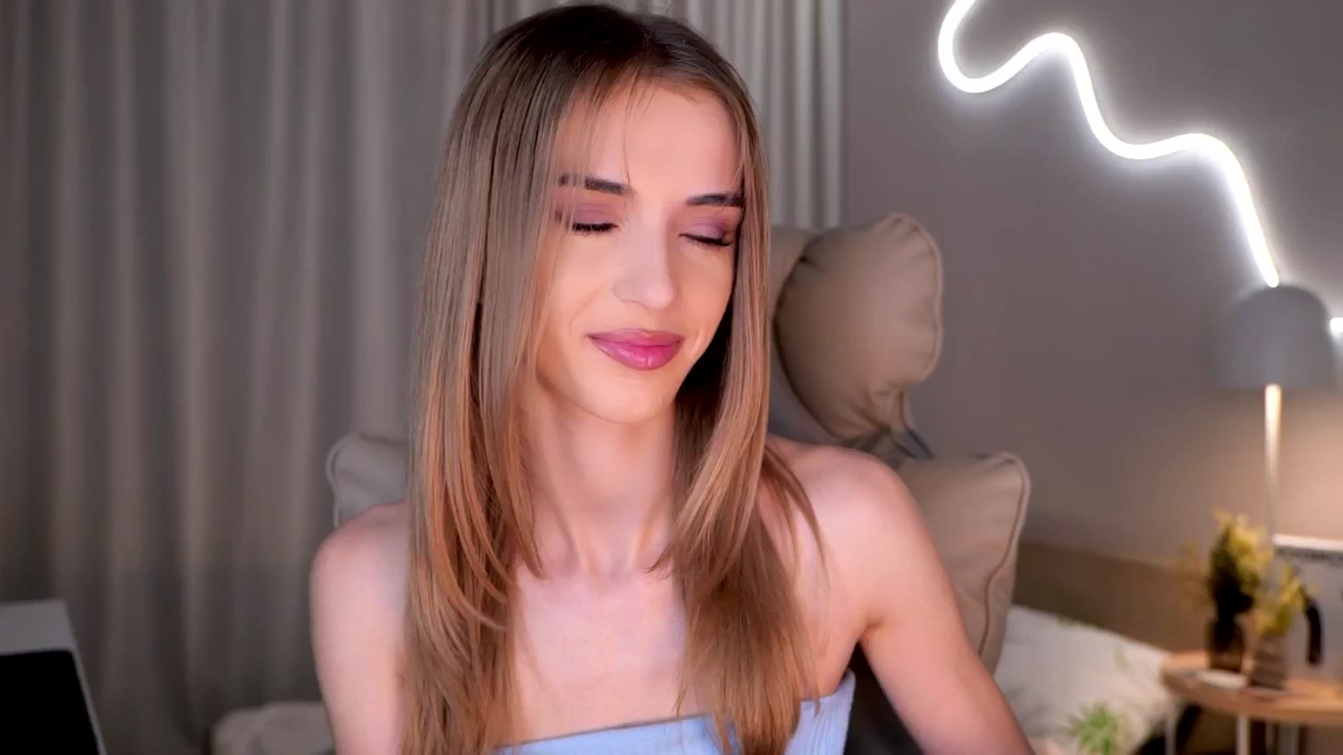 Gallery image thumbnail from YannaJeen's myfreecams stream on, 11/28/2025, 11:16 image 18 of 20