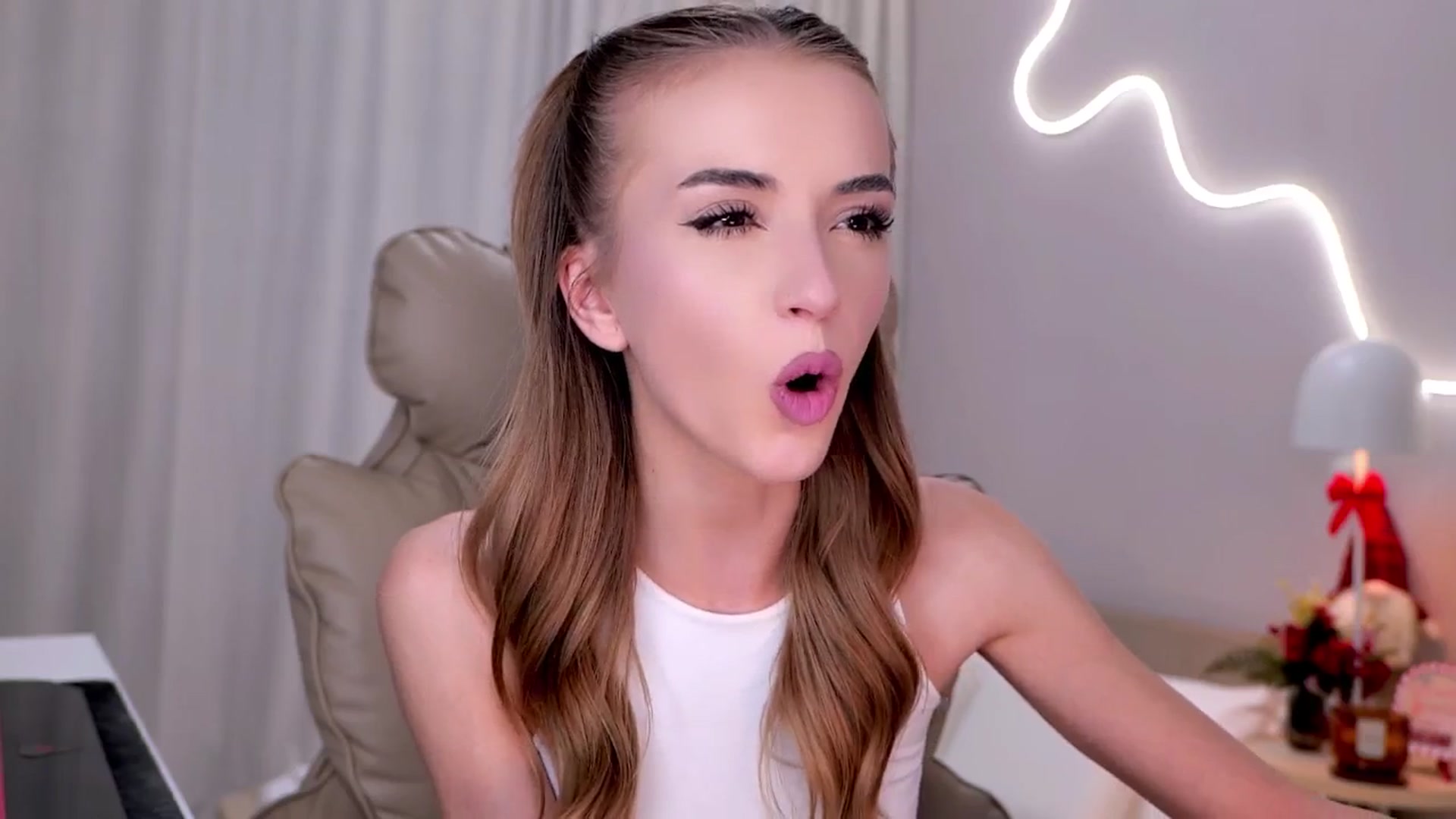 Gallery image thumbnail from YannaJeen's myfreecams stream on, 12/15/2025, 09:34 image 17 of 20
