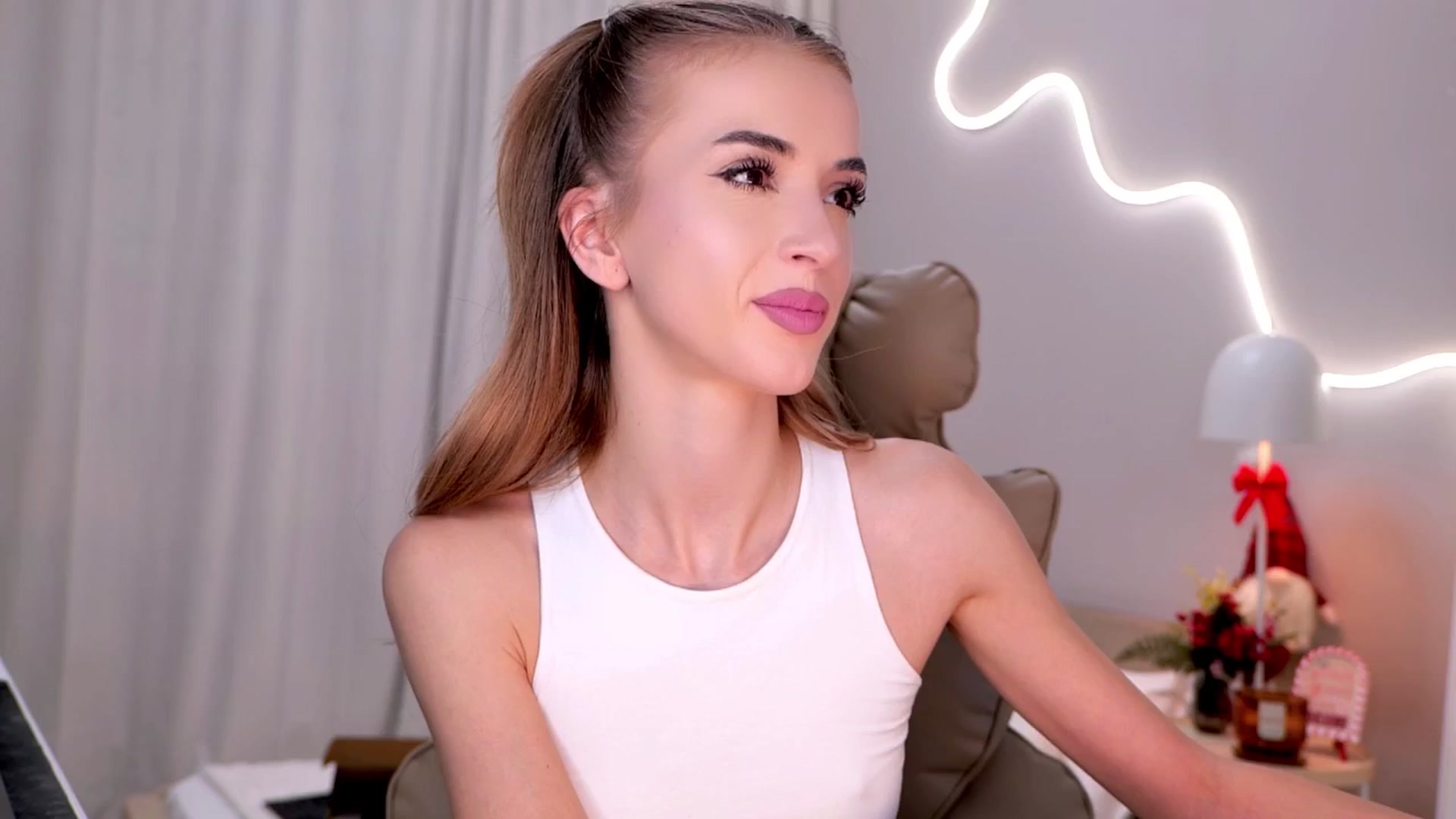 Gallery image thumbnail from YannaJeen's myfreecams stream on, 12/15/2025, 10:23 image 3 of 20