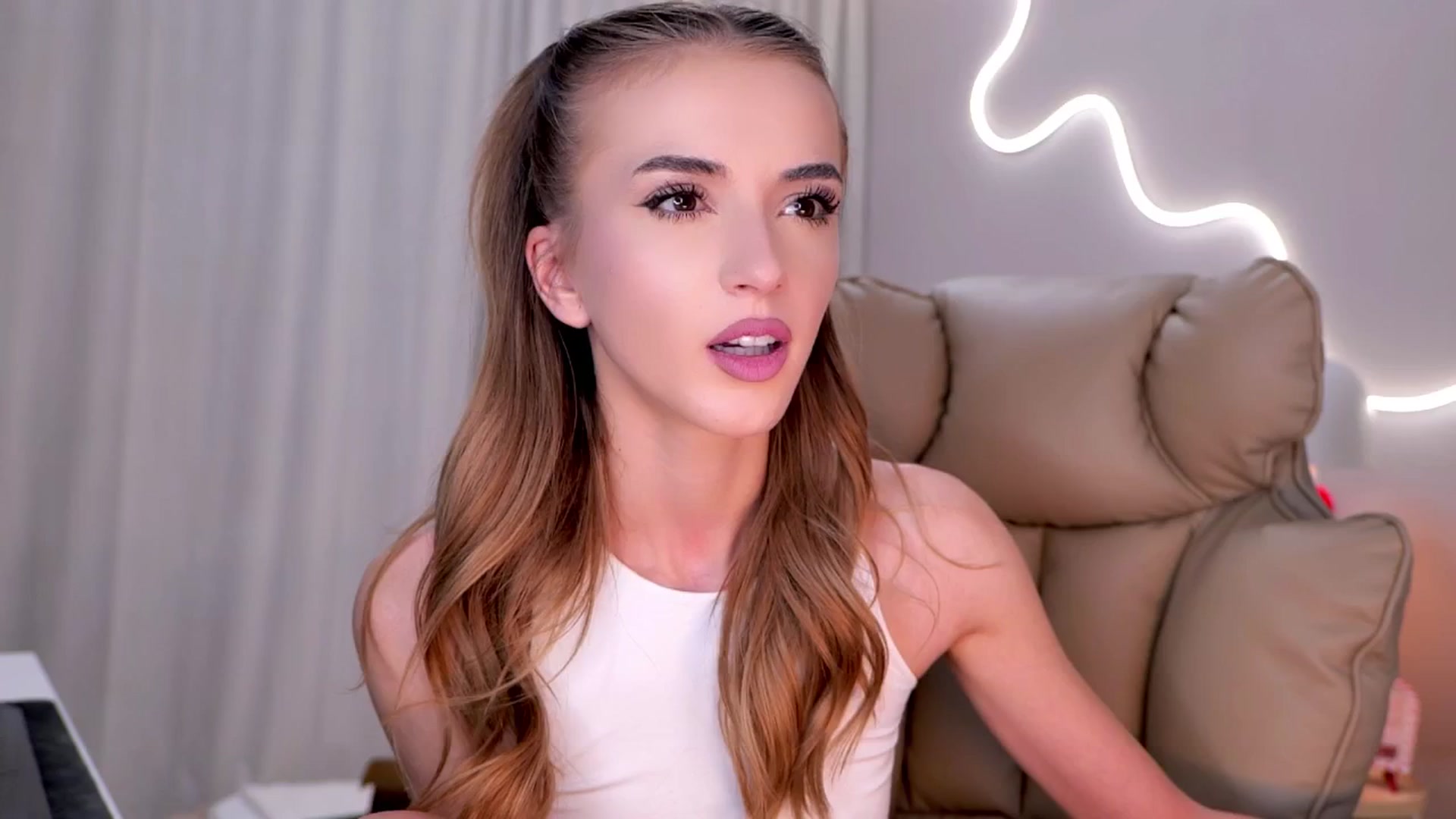 Gallery image thumbnail from YannaJeen's myfreecams stream on, 12/15/2025, 10:23 image 15 of 20