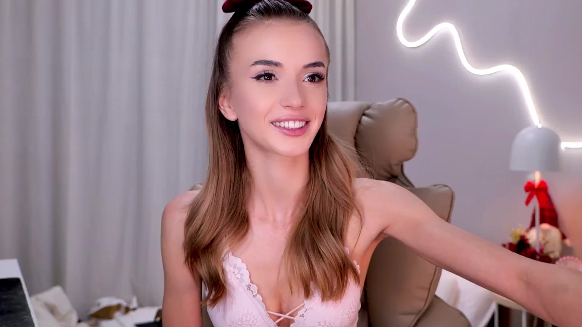 Gallery image thumbnail from YannaJeen's myfreecams stream on, 12/18/2025, 08:28 image 1 of 20