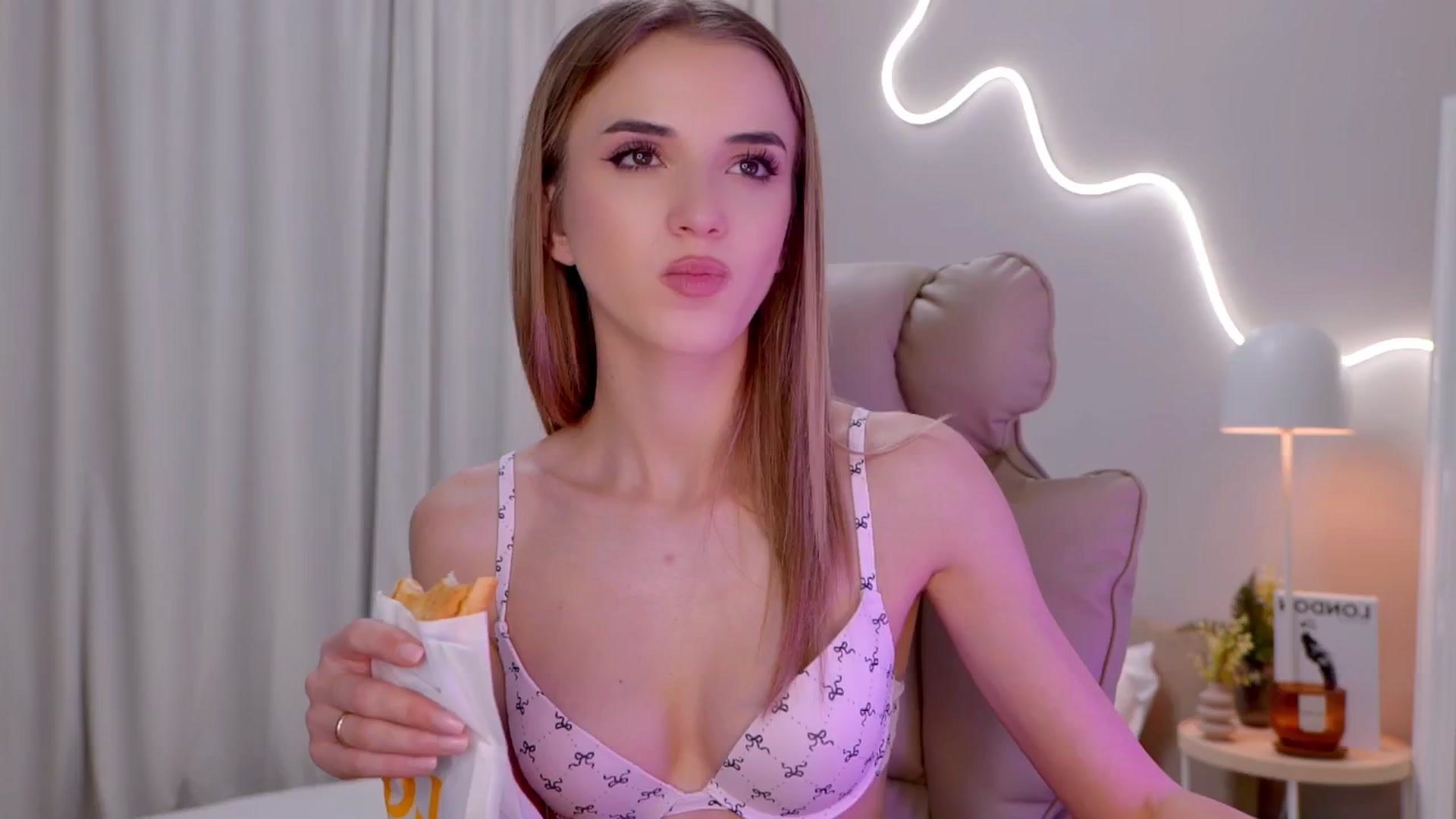 Gallery image thumbnail from YannaJeen's myfreecams stream on, 01/03/2026, 10:00 image 20 of 20