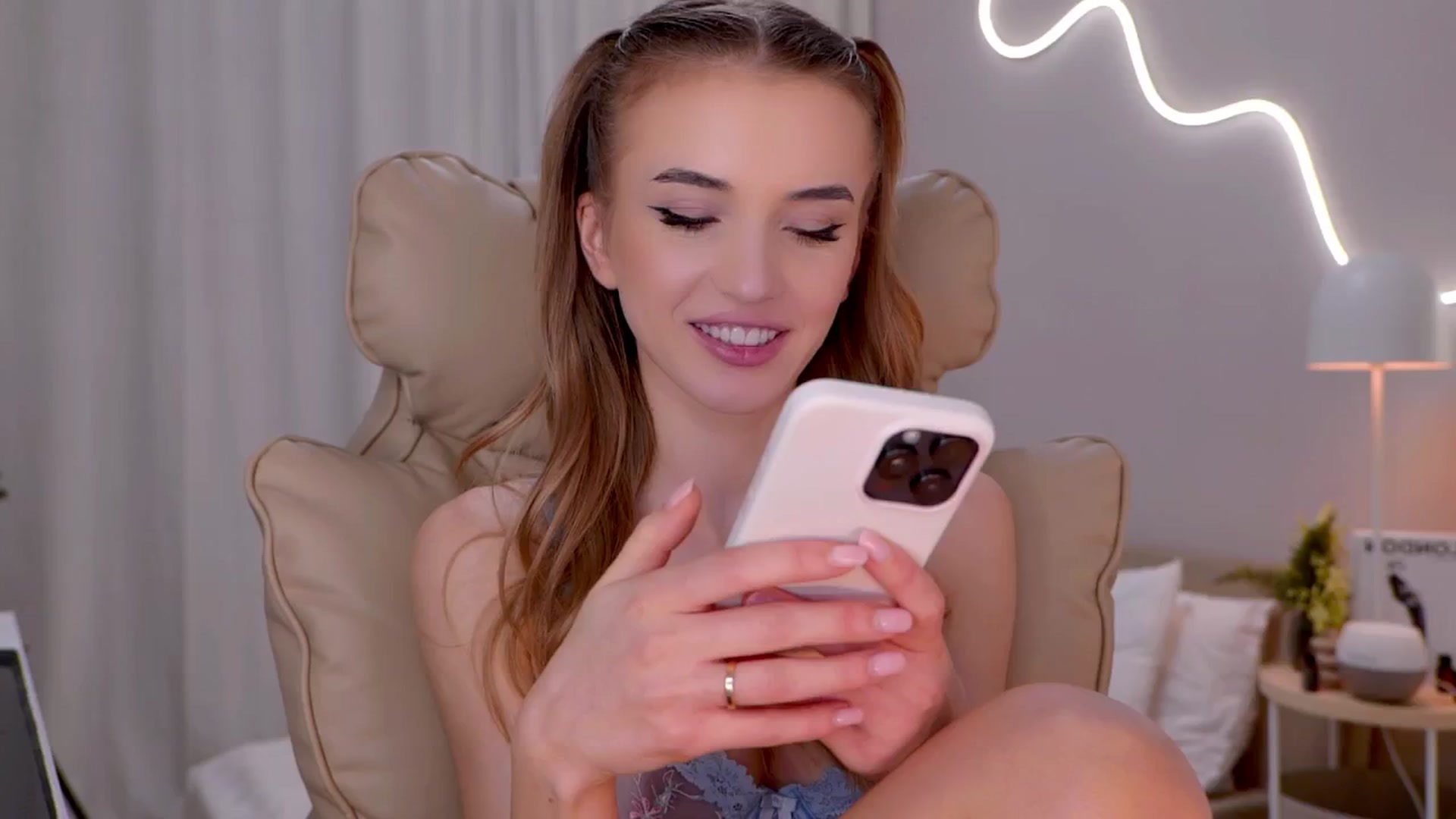 Gallery image thumbnail from YannaJeen's myfreecams stream on, 01/16/2026, 11:53 image 13 of 20