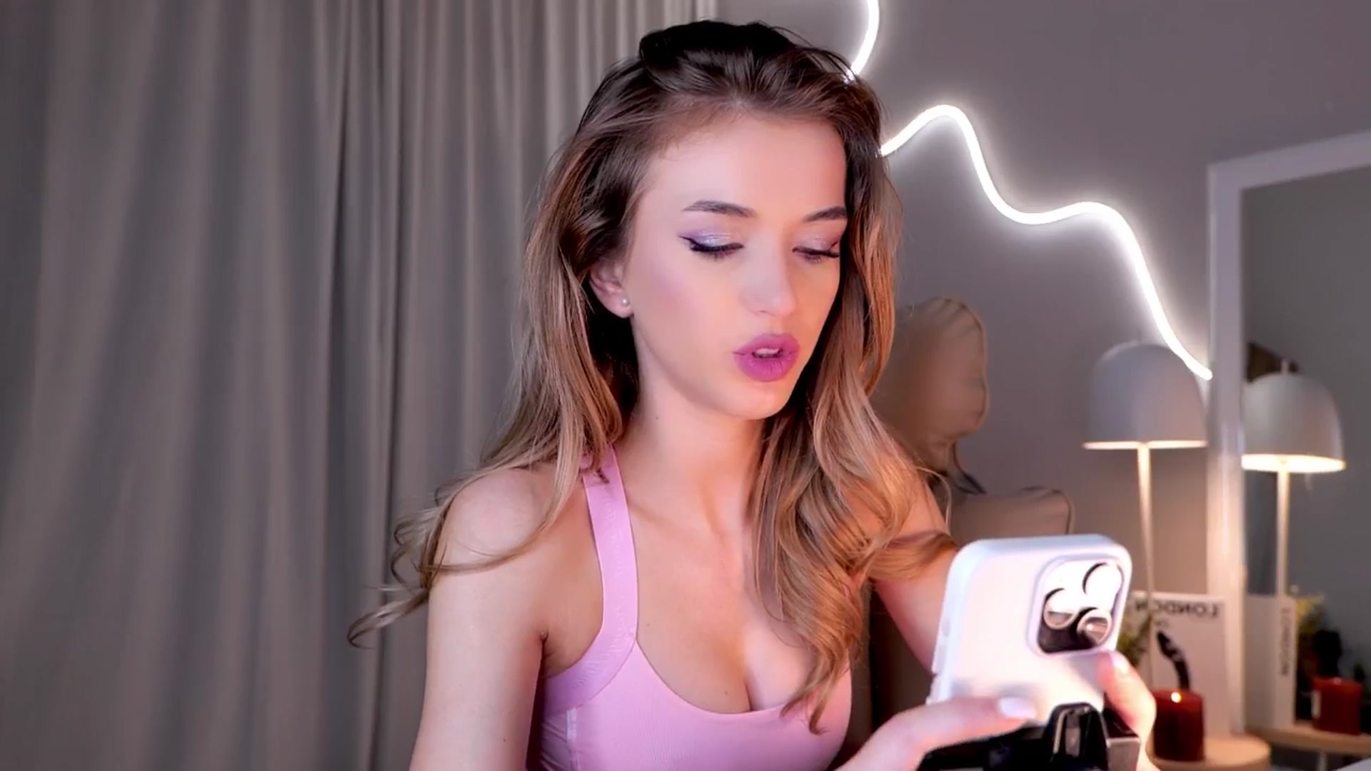 Gallery image thumbnail from YannaJeen's myfreecams stream on, 04/02/2026, 07:44 image 10 of 20