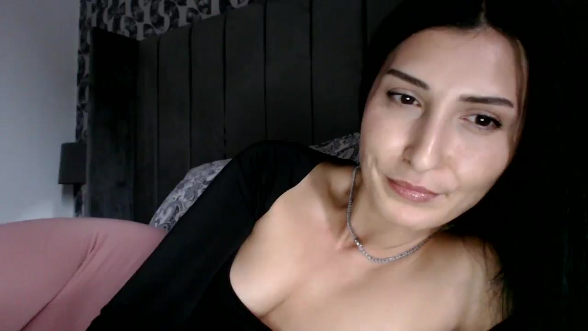 Gallery image thumbnail from Yara_77's myfreecams stream on, 09/17/2025, 12:31 image 7 of 20