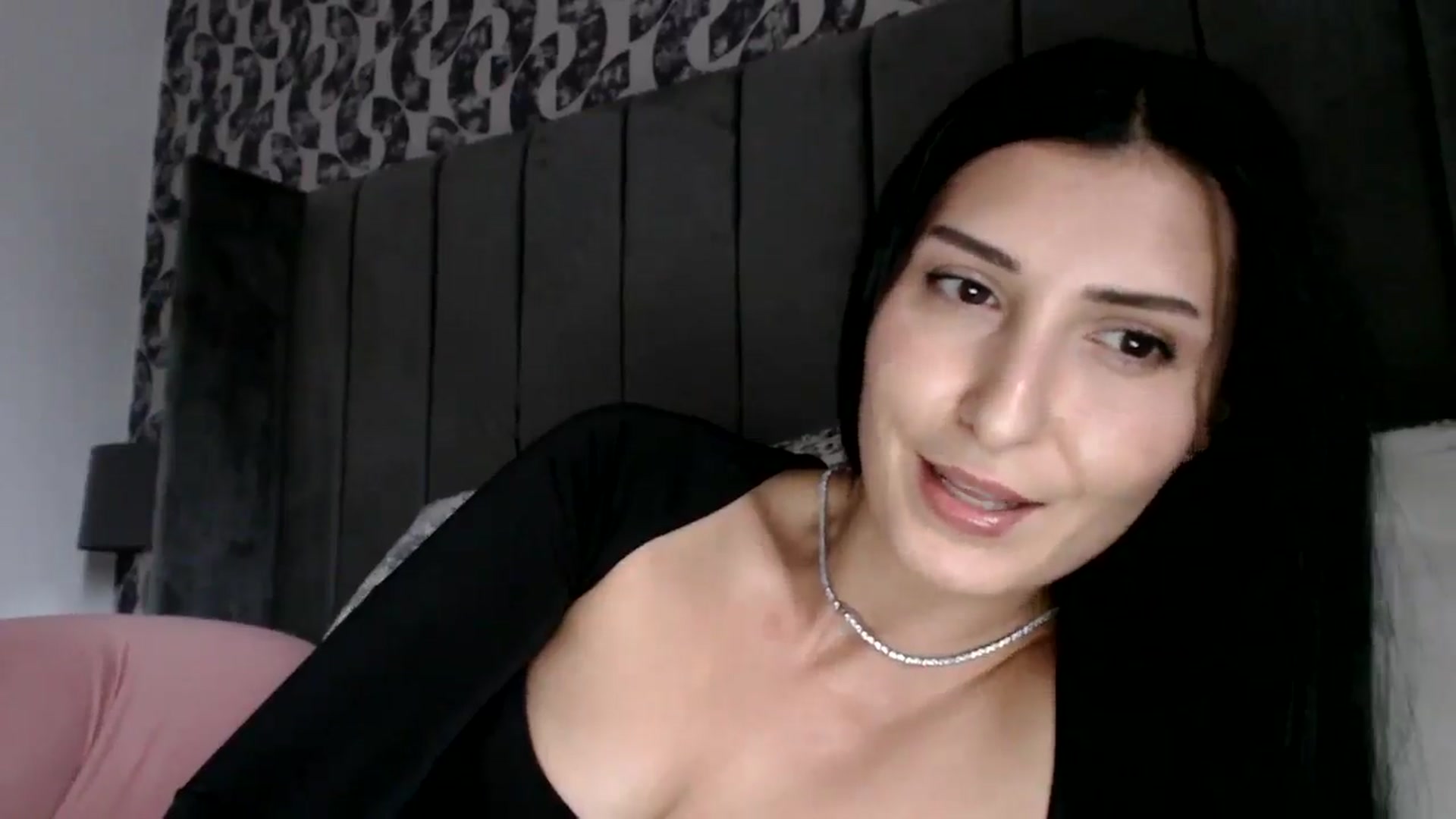 Gallery image thumbnail from Yara_77's myfreecams stream on, 09/17/2025, 12:31 image 3 of 20