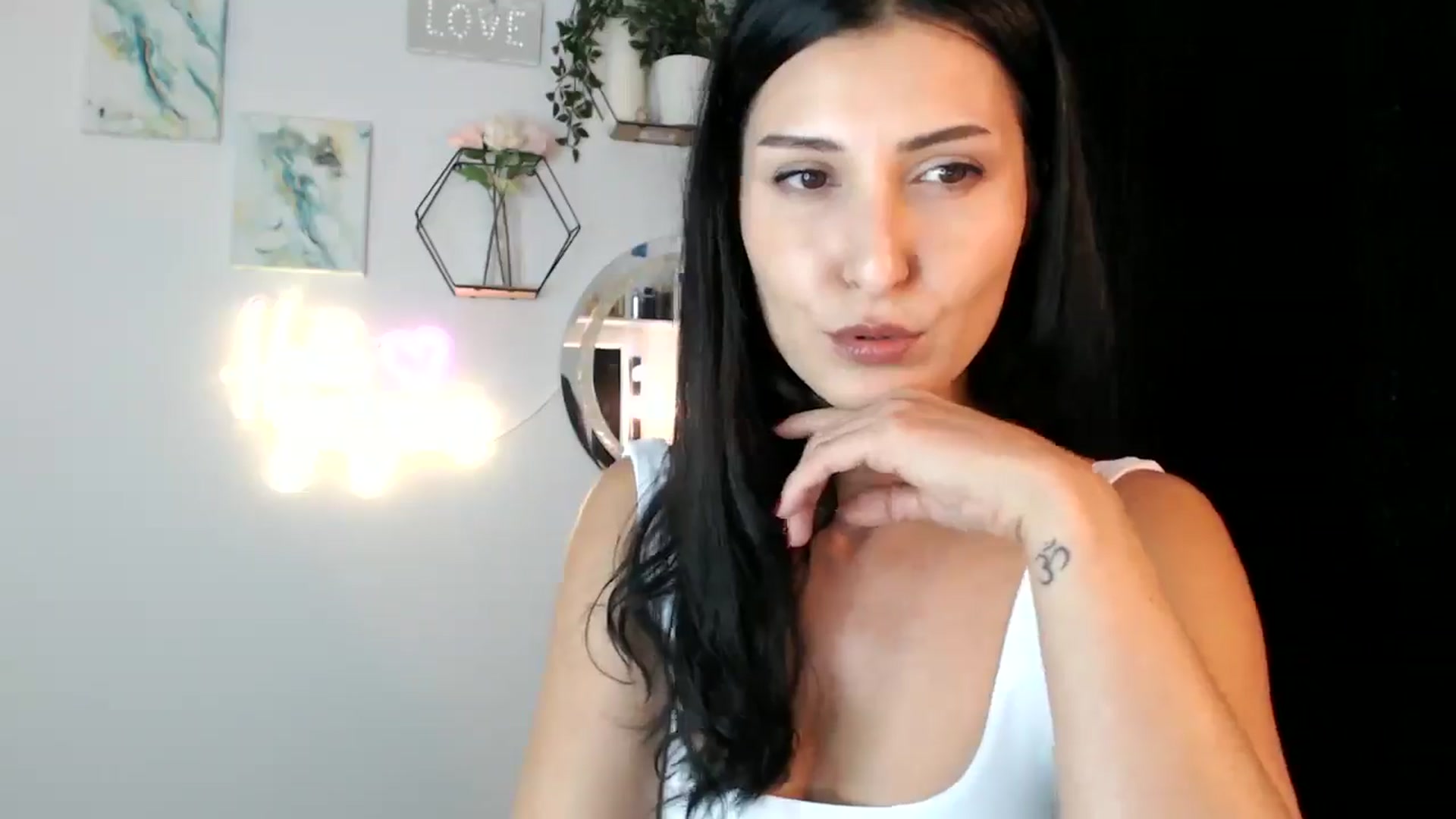 Gallery image thumbnail from Yara_77's myfreecams stream on, 09/18/2025, 13:40 image 4 of 20