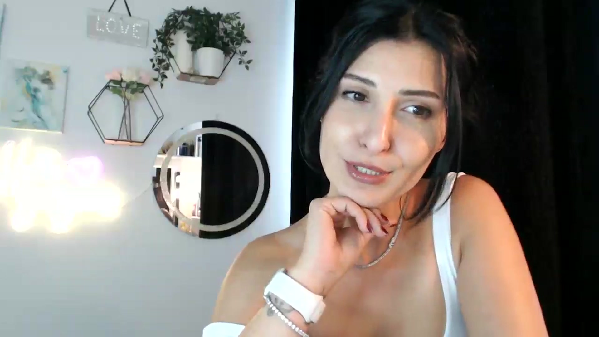 Gallery image thumbnail from Yara_77's myfreecams stream on, 09/18/2025, 14:38 image 9 of 20