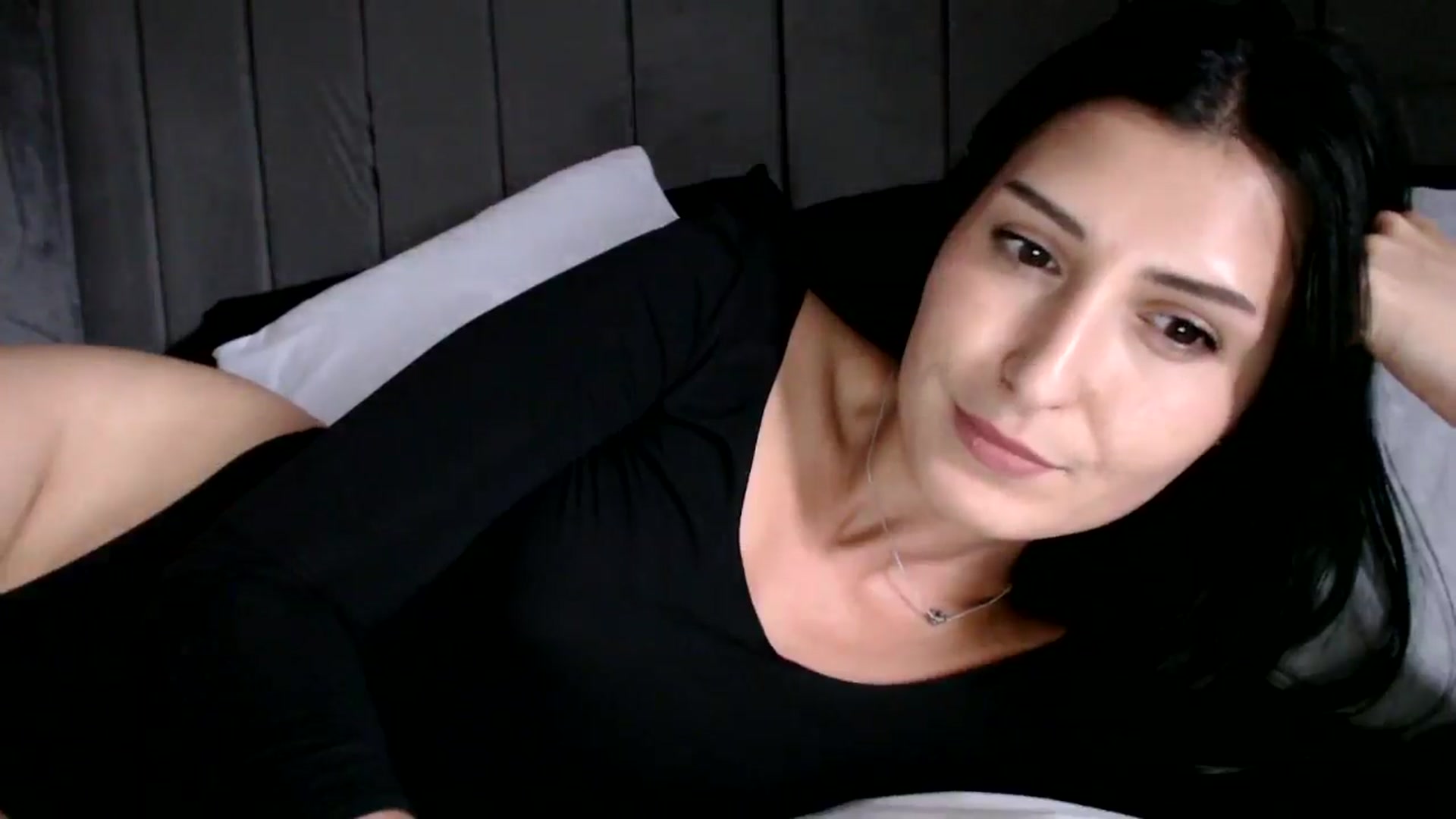 Gallery image thumbnail from Yara_77's myfreecams stream on, 09/26/2025, 13:35 image 15 of 20