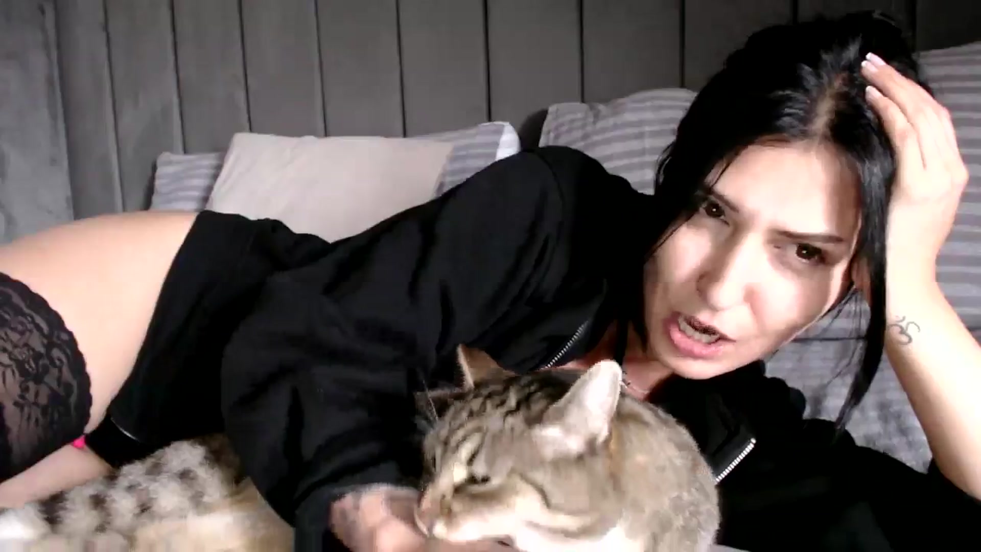Gallery image thumbnail from Yara_77's myfreecams stream on, 10/01/2025, 12:39 image 9 of 20