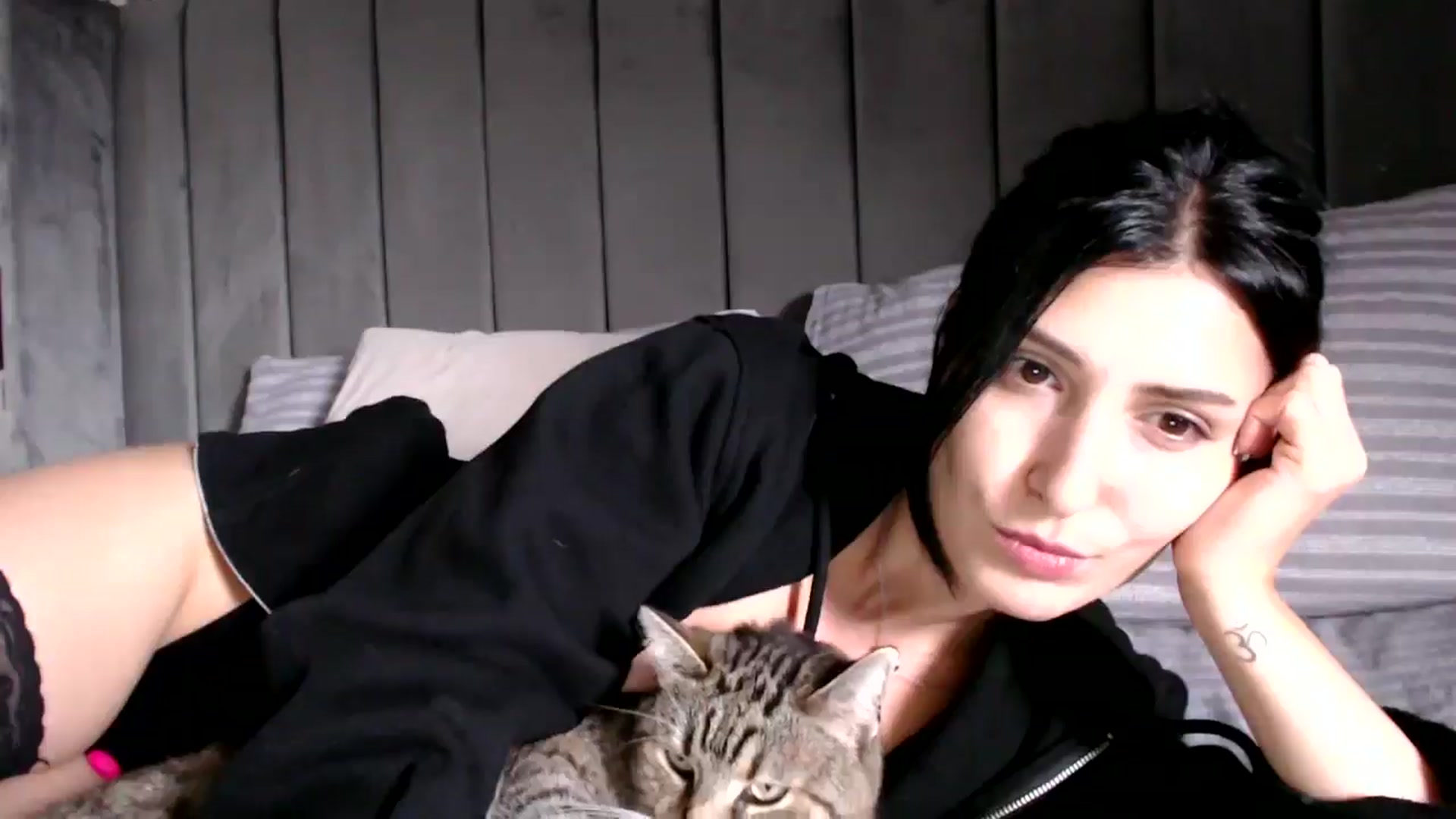 Gallery image thumbnail from Yara_77's myfreecams stream on, 10/01/2025, 12:39 image 6 of 20