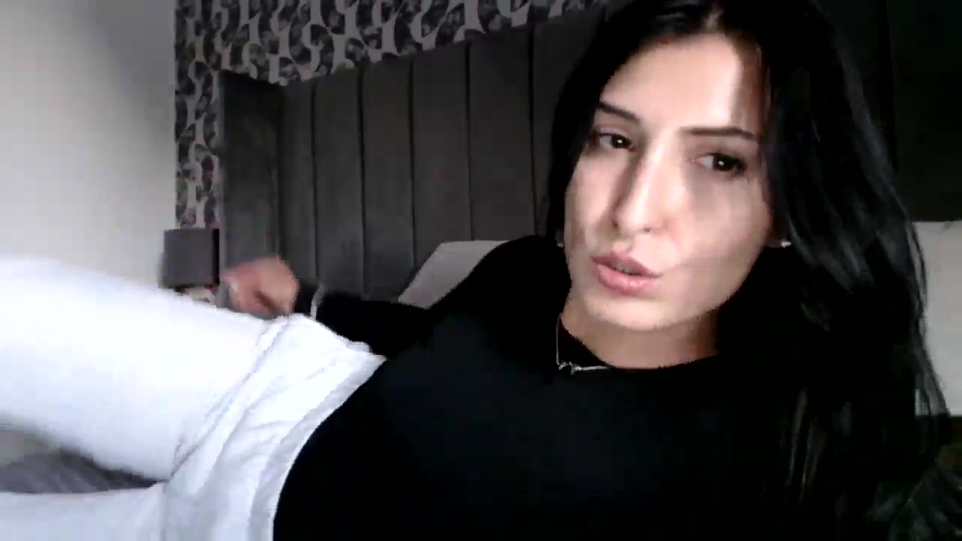 Gallery image thumbnail from Yara_77's myfreecams stream on, 10/02/2025, 15:22 image 4 of 20