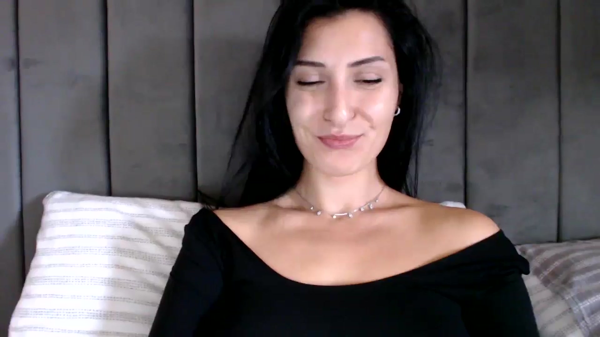 Gallery image thumbnail from Yara_77's myfreecams stream on, 10/07/2025, 09:39 image 17 of 20