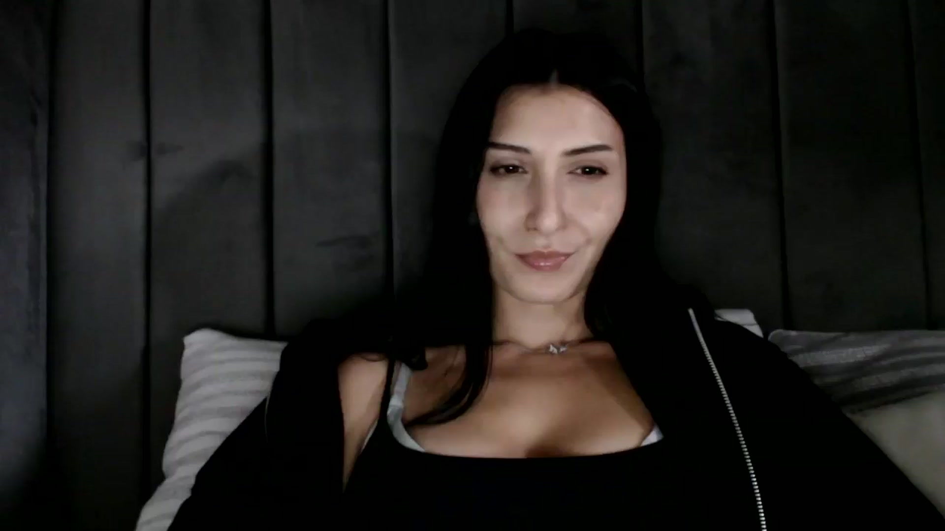 Gallery image thumbnail from Yara_77's myfreecams stream on, 10/08/2025, 12:40 image 10 of 20