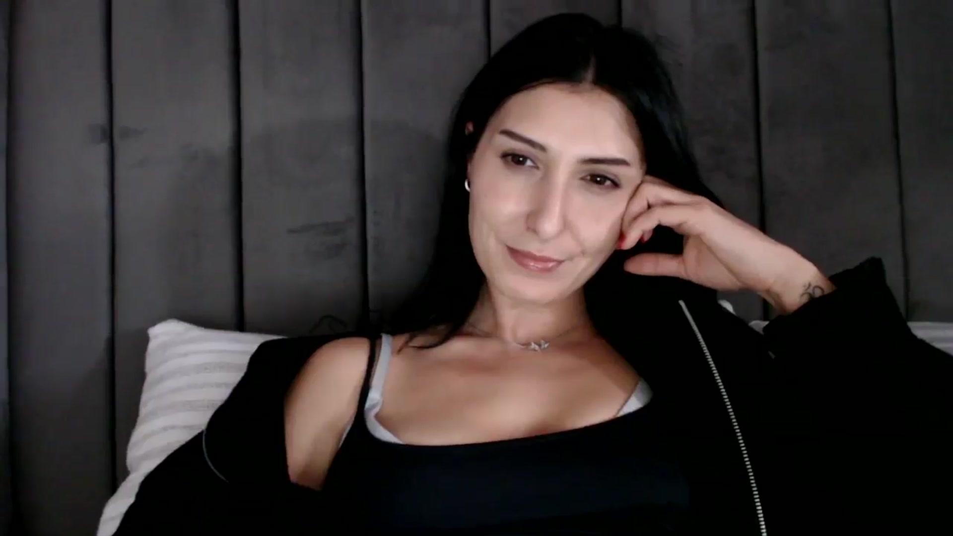 Gallery image thumbnail from Yara_77's myfreecams stream on, 10/08/2025, 12:40 image 13 of 20