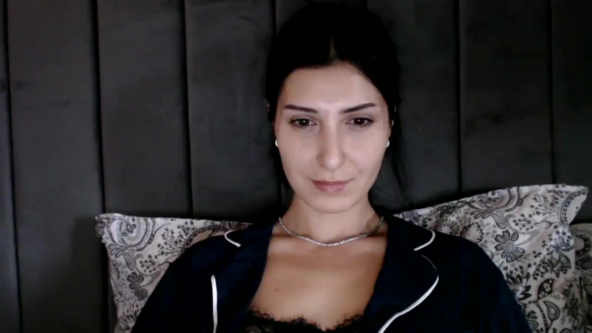 Gallery image thumbnail from Yara_77's myfreecams stream on, 10/15/2025, 10:36 image 4 of 20