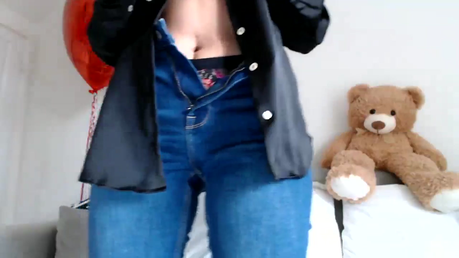 Gallery image thumbnail from Yara_77's myfreecams stream on, 10/16/2025, 12:39 image 15 of 20