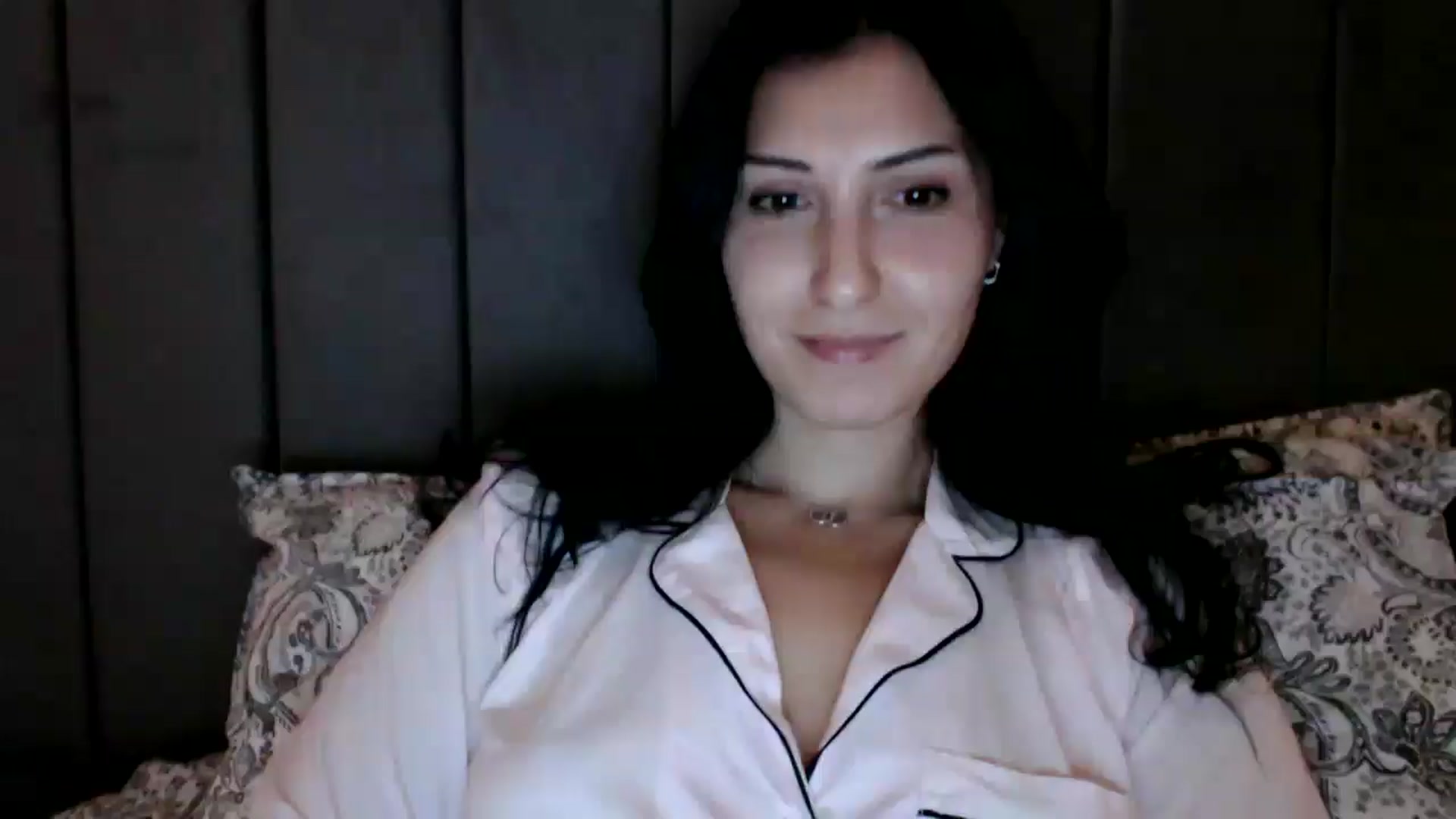 Gallery image thumbnail from Yara_77's myfreecams stream on, 10/22/2025, 19:44 image 17 of 20
