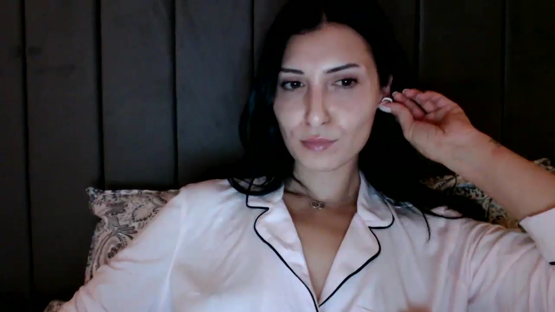Gallery image thumbnail from Yara_77's myfreecams stream on, 10/22/2025, 19:44 image 5 of 20