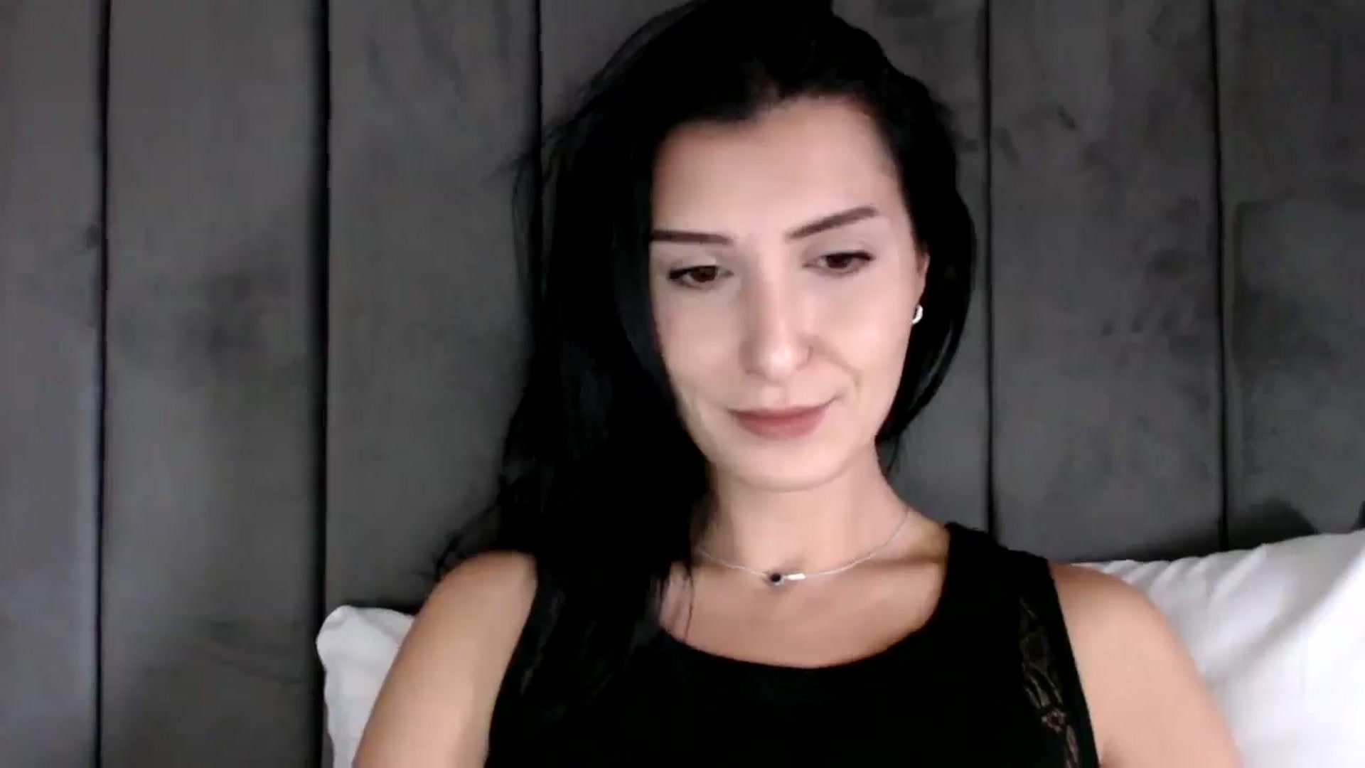 Gallery image thumbnail from Yara_77's myfreecams stream on, 10/31/2025, 10:56 image 4 of 20