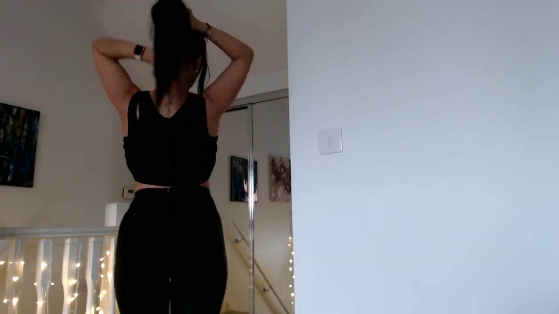 Gallery image thumbnail from Yara_77's myfreecams stream on, 10/31/2025, 10:56 image 11 of 20