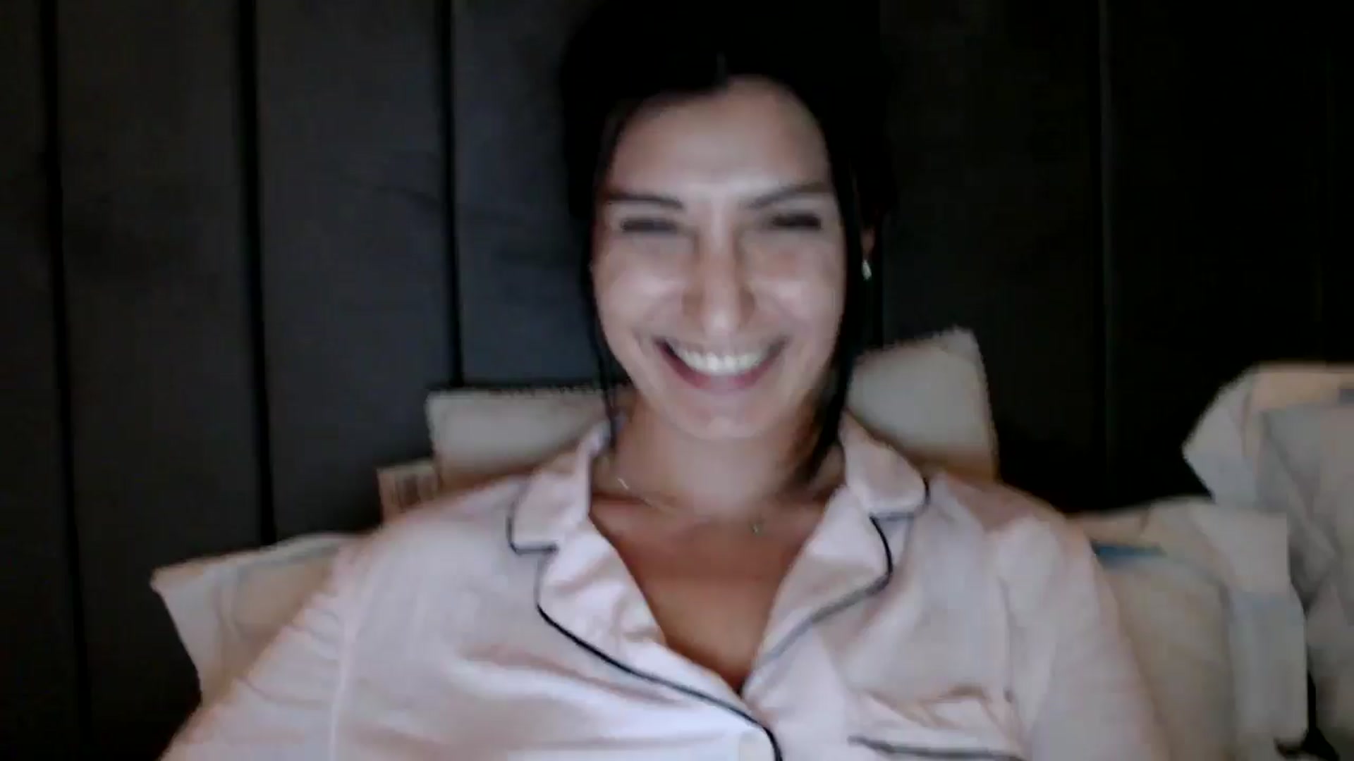 Gallery image thumbnail from Yara_77's myfreecams stream on, 11/03/2025, 20:52 image 18 of 20