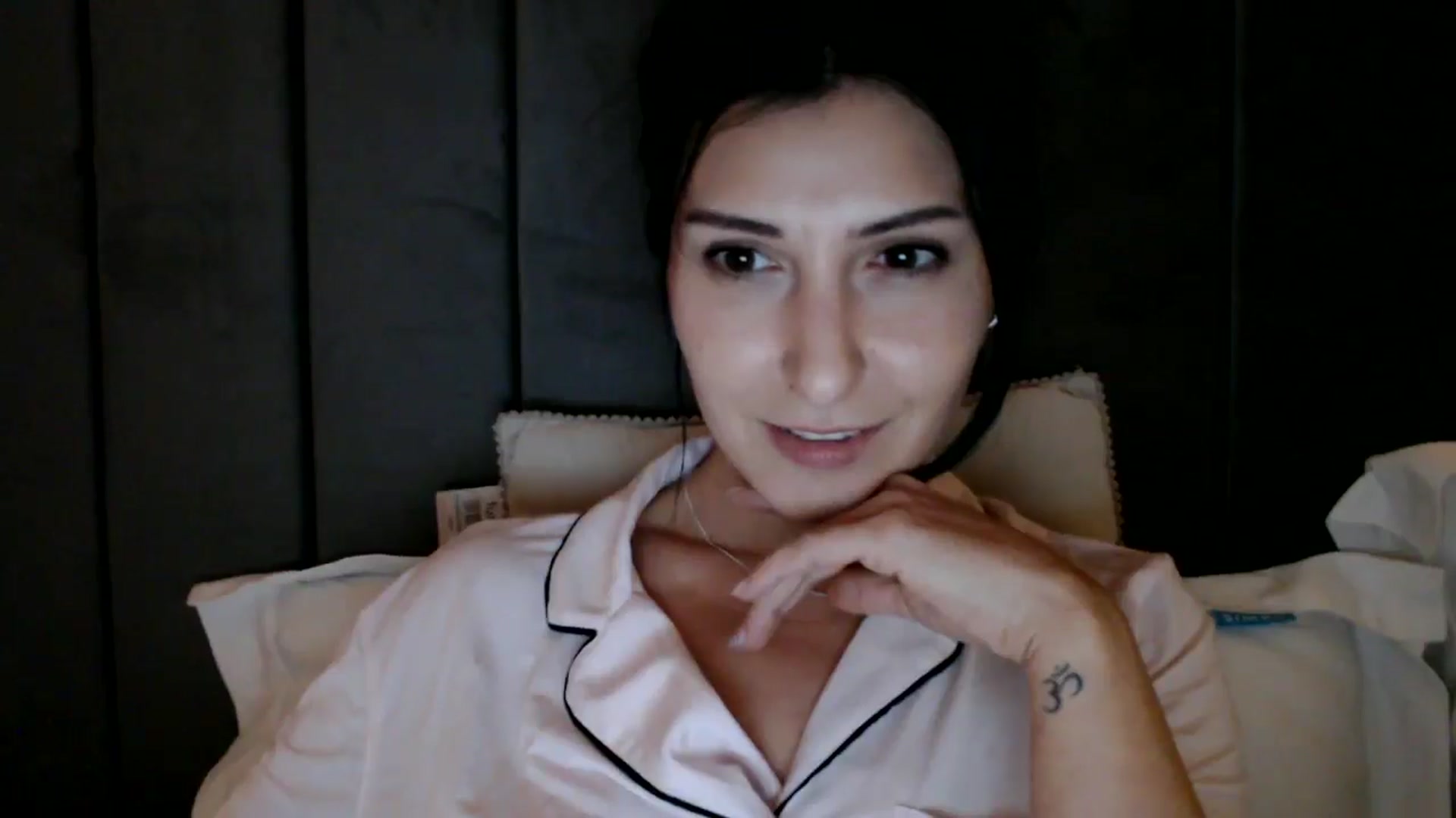 Gallery image thumbnail from Yara_77's myfreecams stream on, 11/03/2025, 20:52 image 14 of 20