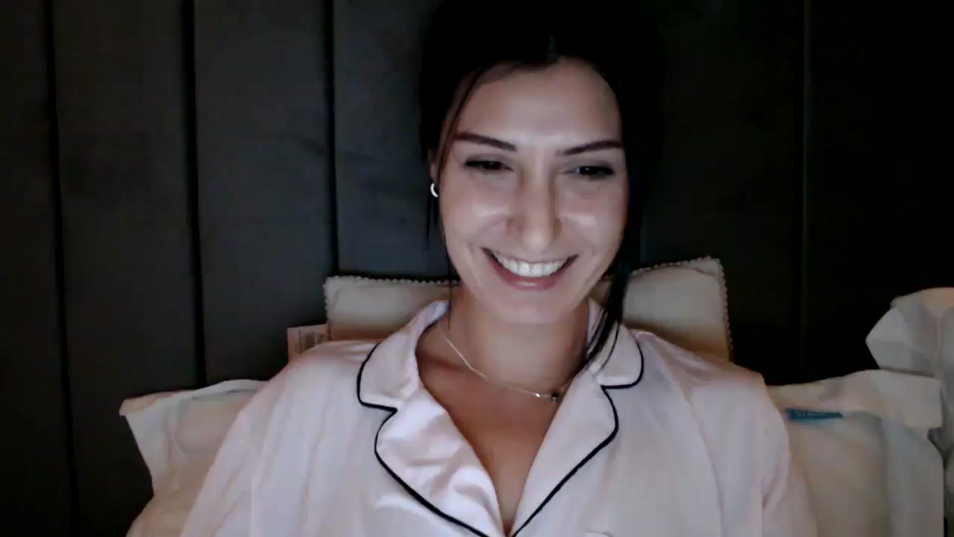 Gallery image thumbnail from Yara_77's myfreecams stream on, 11/03/2025, 20:52 image 15 of 20