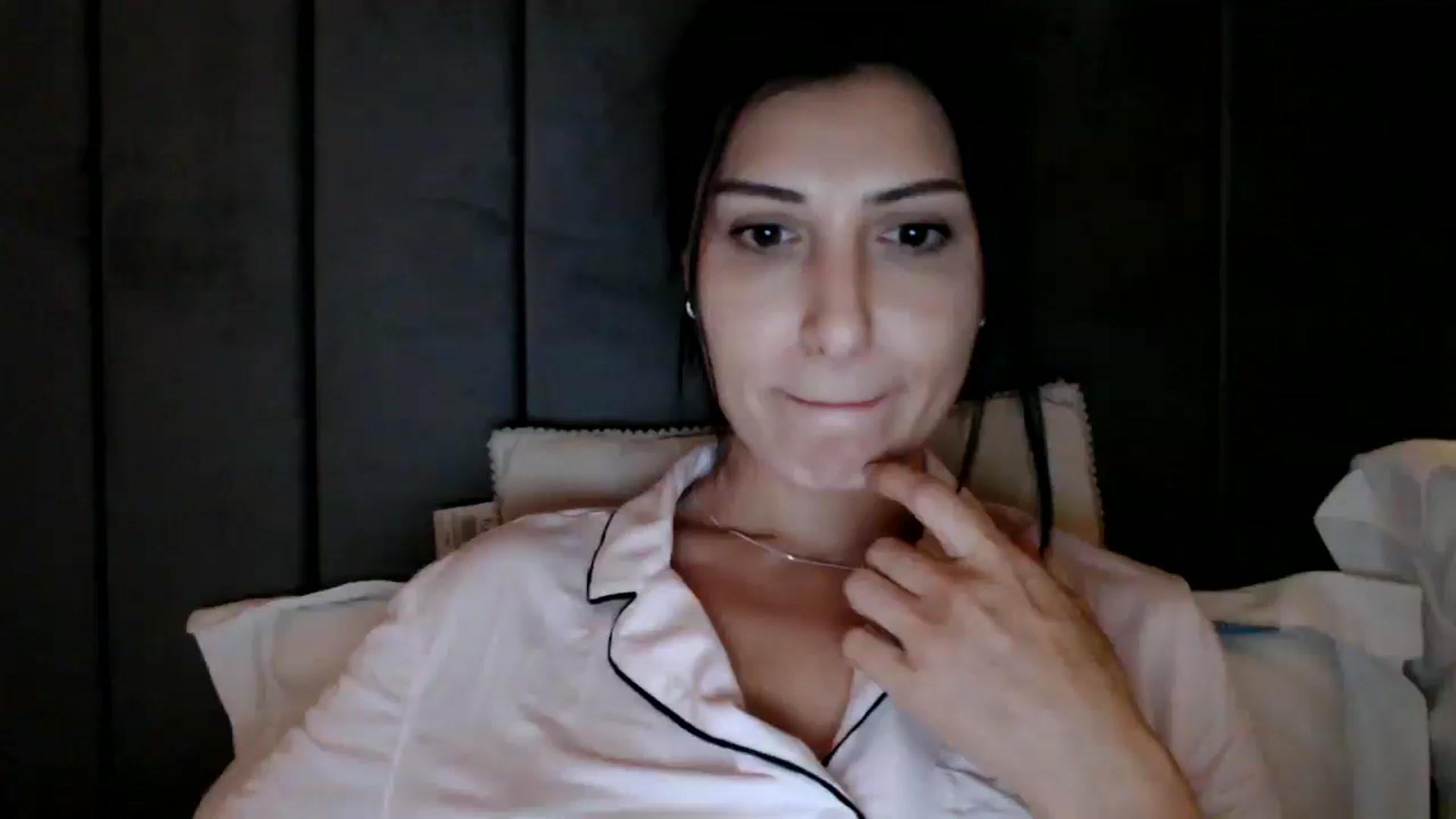 Gallery image thumbnail from Yara_77's myfreecams stream on, 11/03/2025, 20:52 image 17 of 20