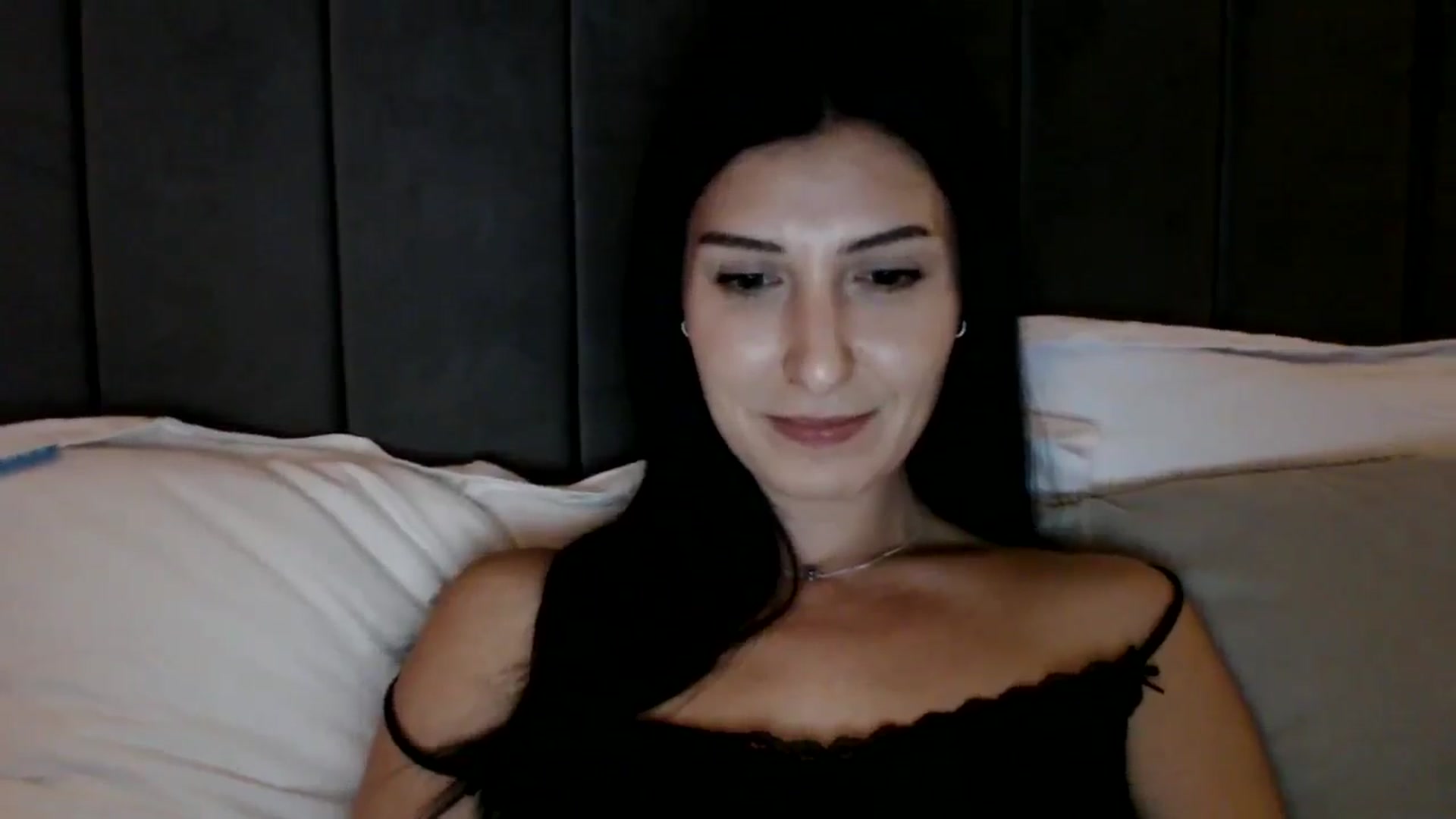 Gallery image thumbnail from Yara_77's myfreecams stream on, 11/05/2025, 18:32 image 6 of 20