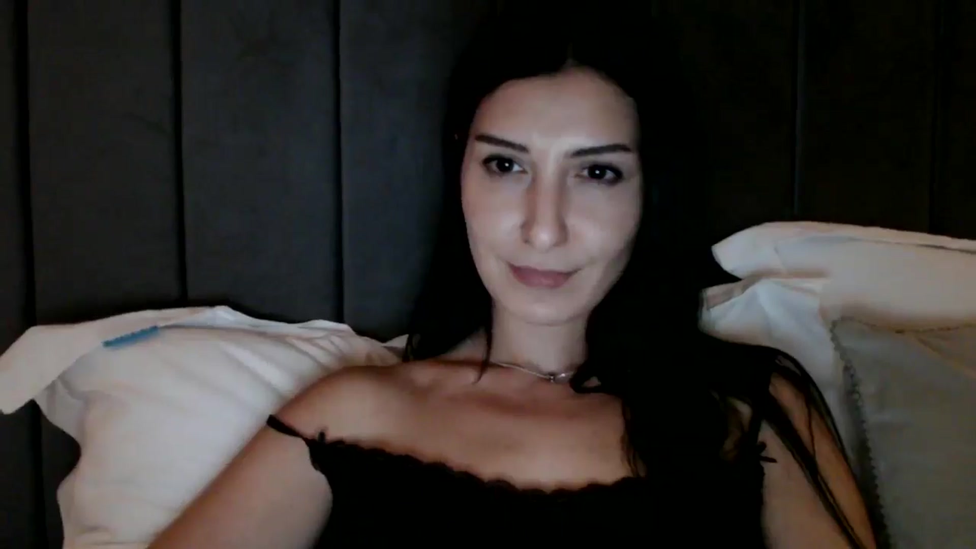 Gallery image thumbnail from Yara_77's myfreecams stream on, 11/05/2025, 18:32 image 12 of 20