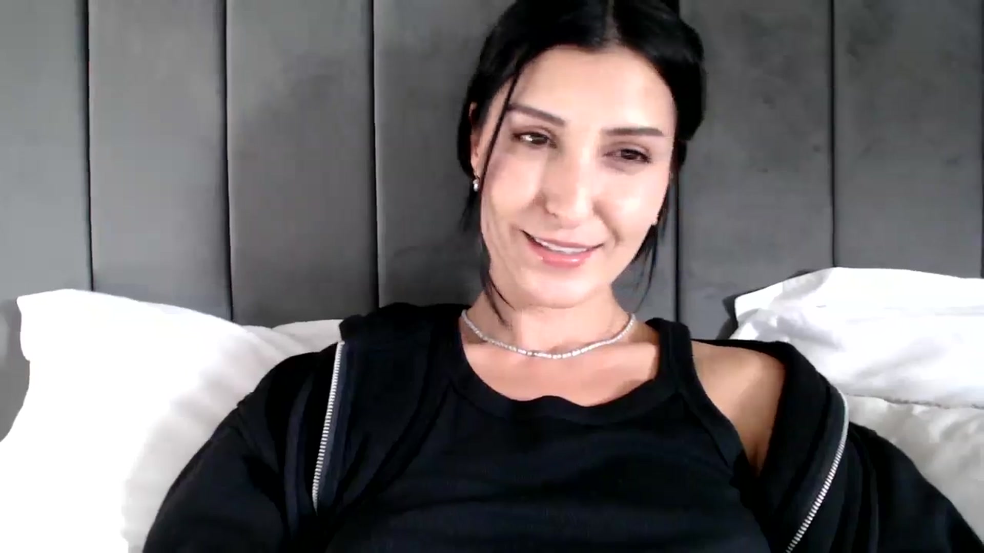 Gallery image thumbnail from Yara_77's myfreecams stream on, 11/06/2025, 14:17 image 9 of 20