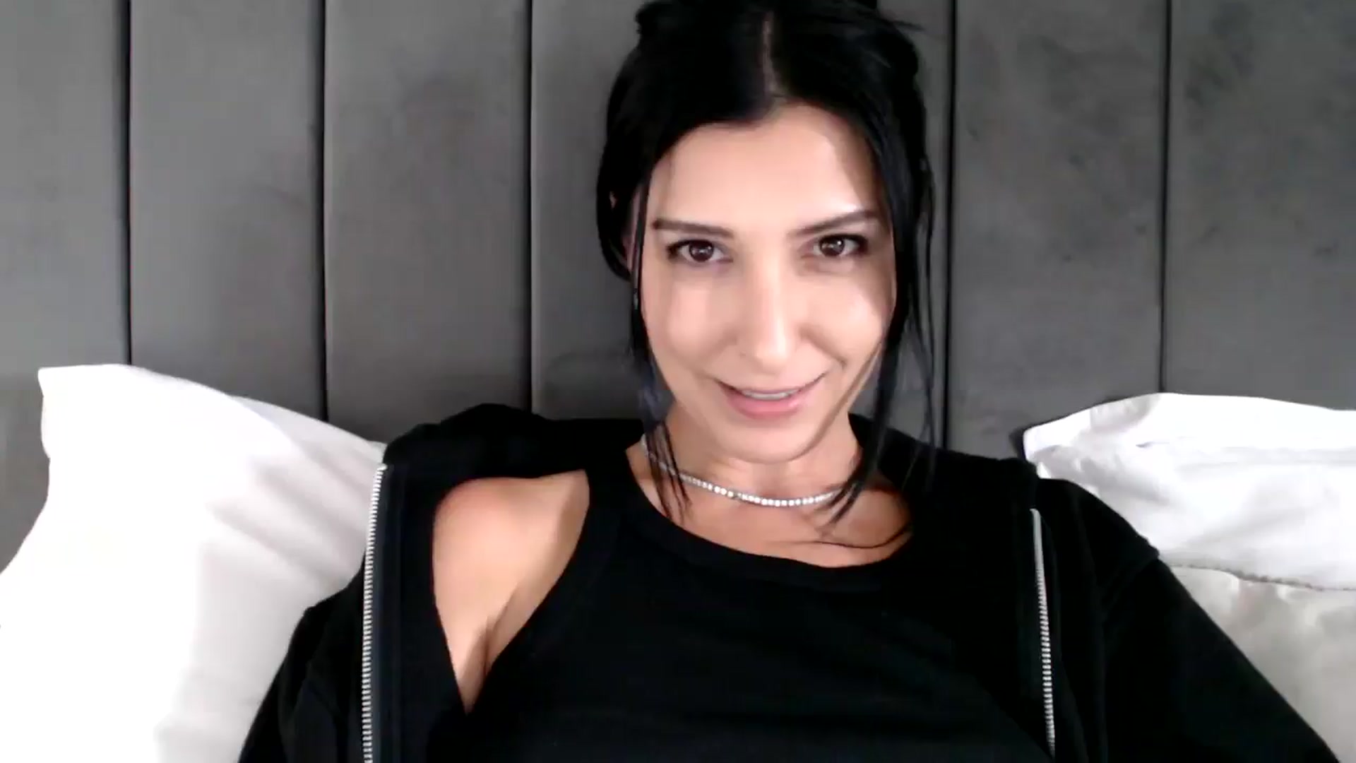 Gallery image thumbnail from Yara_77's myfreecams stream on, 11/06/2025, 14:17 image 6 of 20