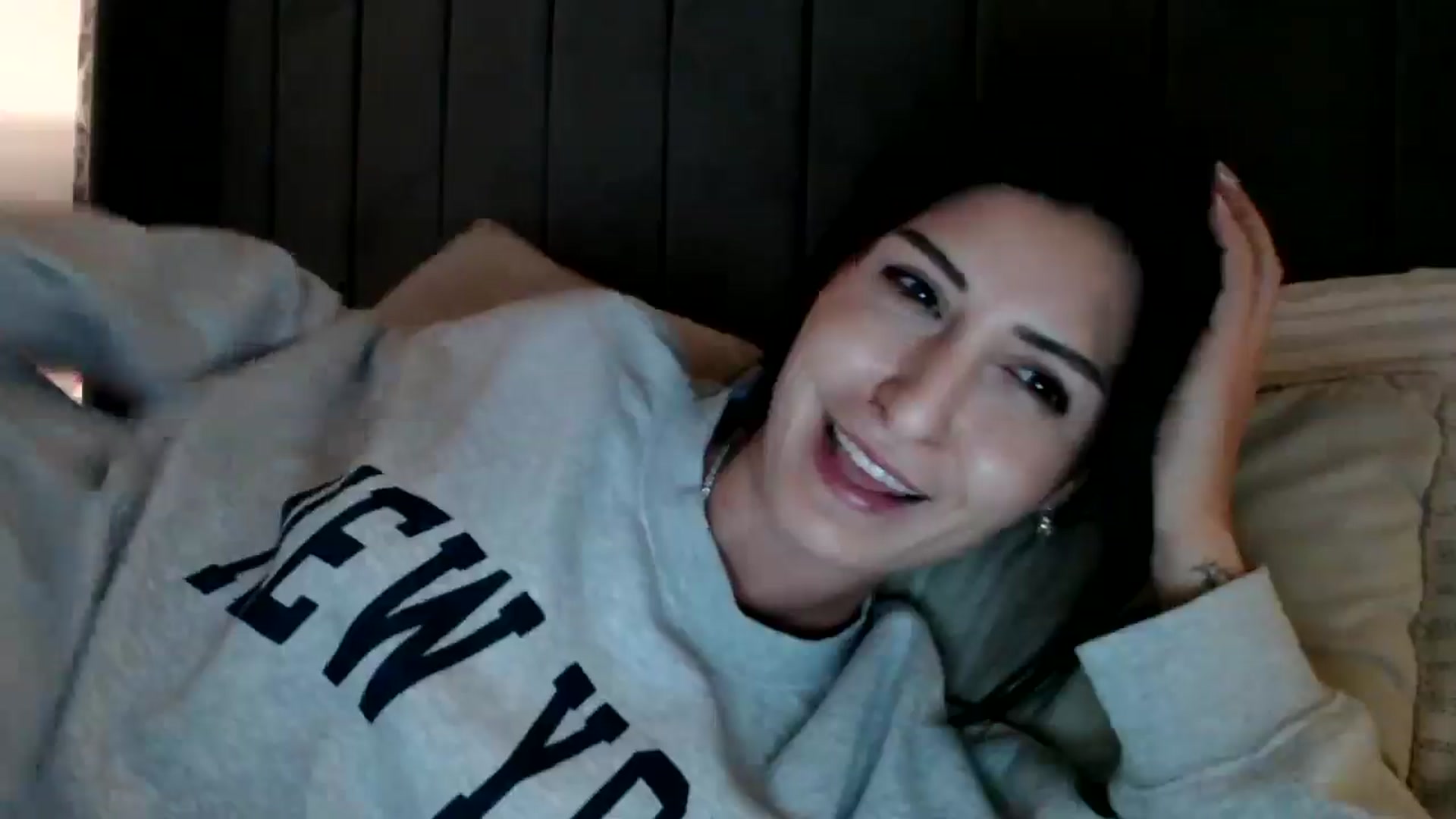 Gallery image thumbnail from Yara_77's myfreecams stream on, 12/07/2025, 20:00 image 9 of 20