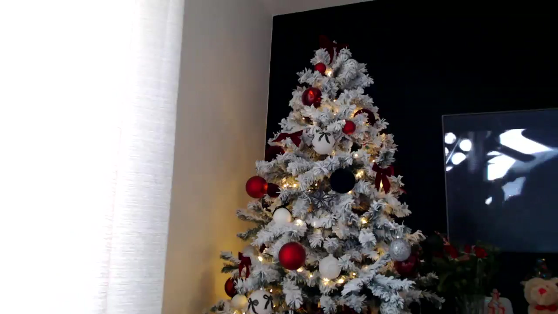 Gallery image thumbnail from Yara_77's myfreecams stream on, 12/10/2025, 13:44 image 14 of 20