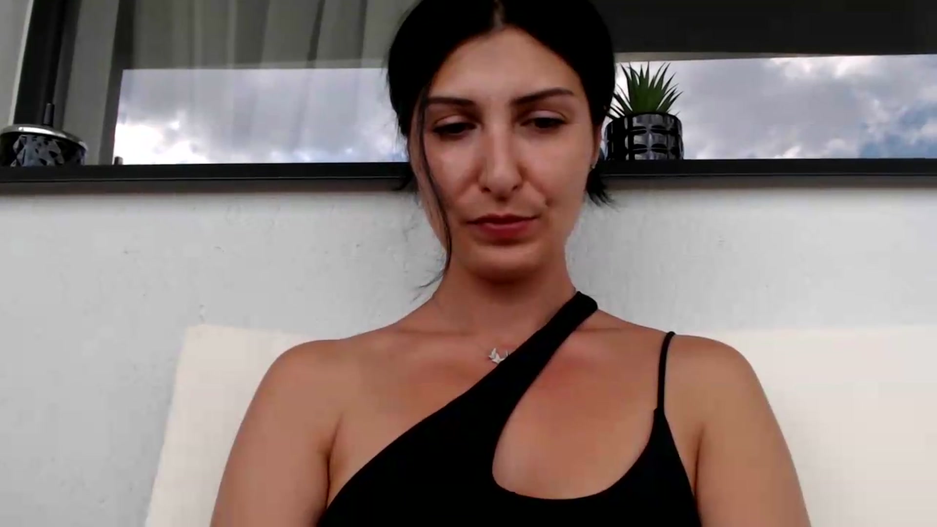 Gallery image thumbnail from Yara_77's myfreecams stream on, 06/08/2026, 14:34 image 11 of 20