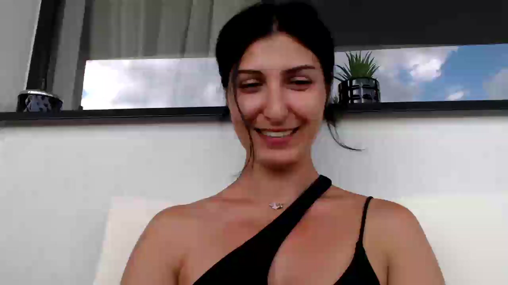 Gallery image thumbnail from Yara_77's myfreecams stream on, 06/08/2026, 14:34 image 2 of 20